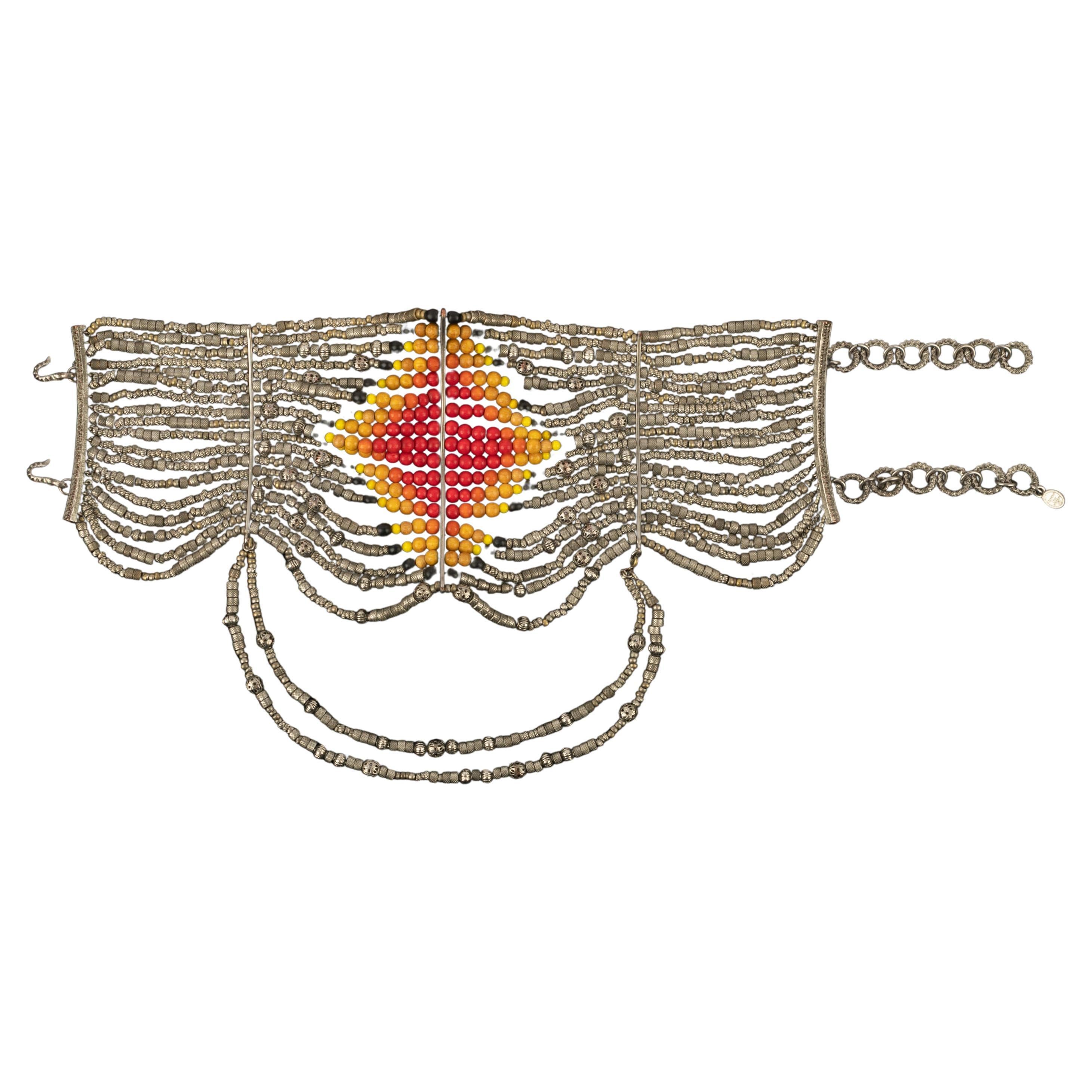 DIOR - (Made in France) Rara collana massai in metallo argentato con perle di metallo e perle di Wood colorate. Collezione Autunno-Inverno 1998 sotto la direzione artistica di John Galliano.

Condizioni:
Ottime condizioni

Dimensioni:
Lunghezza: da