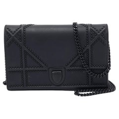Dior Mattes schwarzes Diorama-Brieftasche aus Leder mit Nieten an Kette