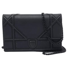 Dior Portefeuille Diorama en cuir noir mat clouté sur chaîne