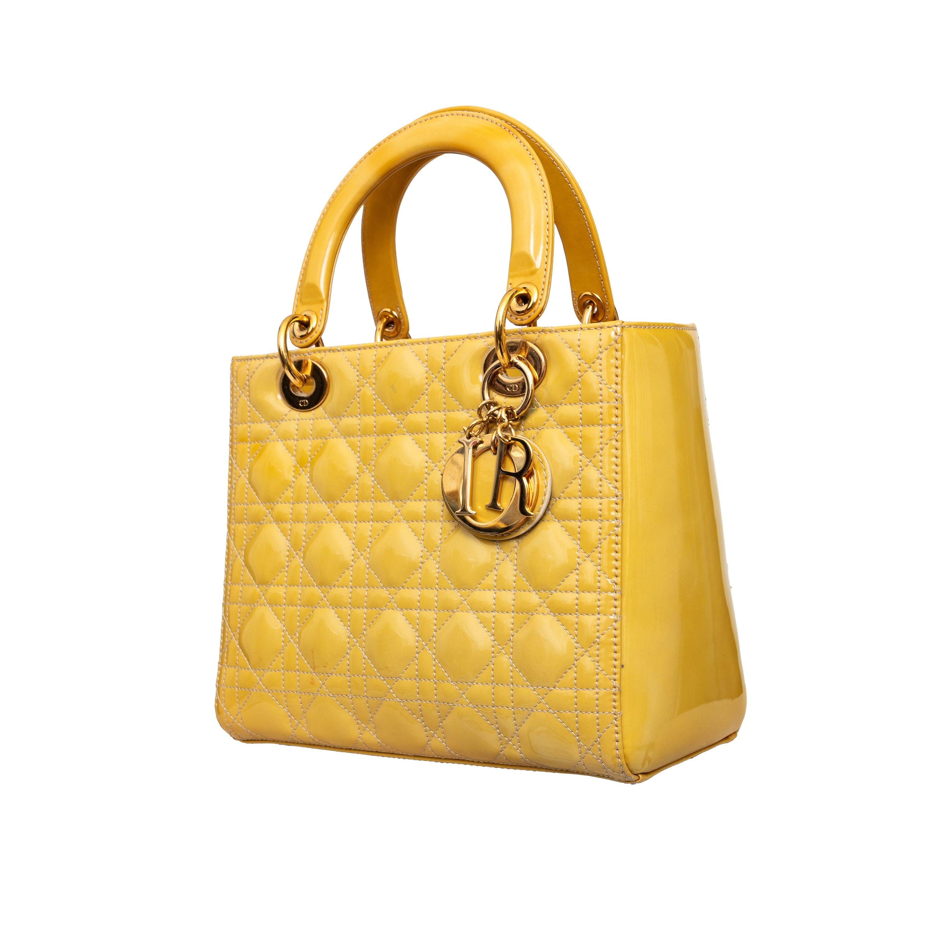 Te presentamos el Bolso Dior Lady Dior Mediano, elaborado con piel de cordero amarilla y el emblemático pespunte 