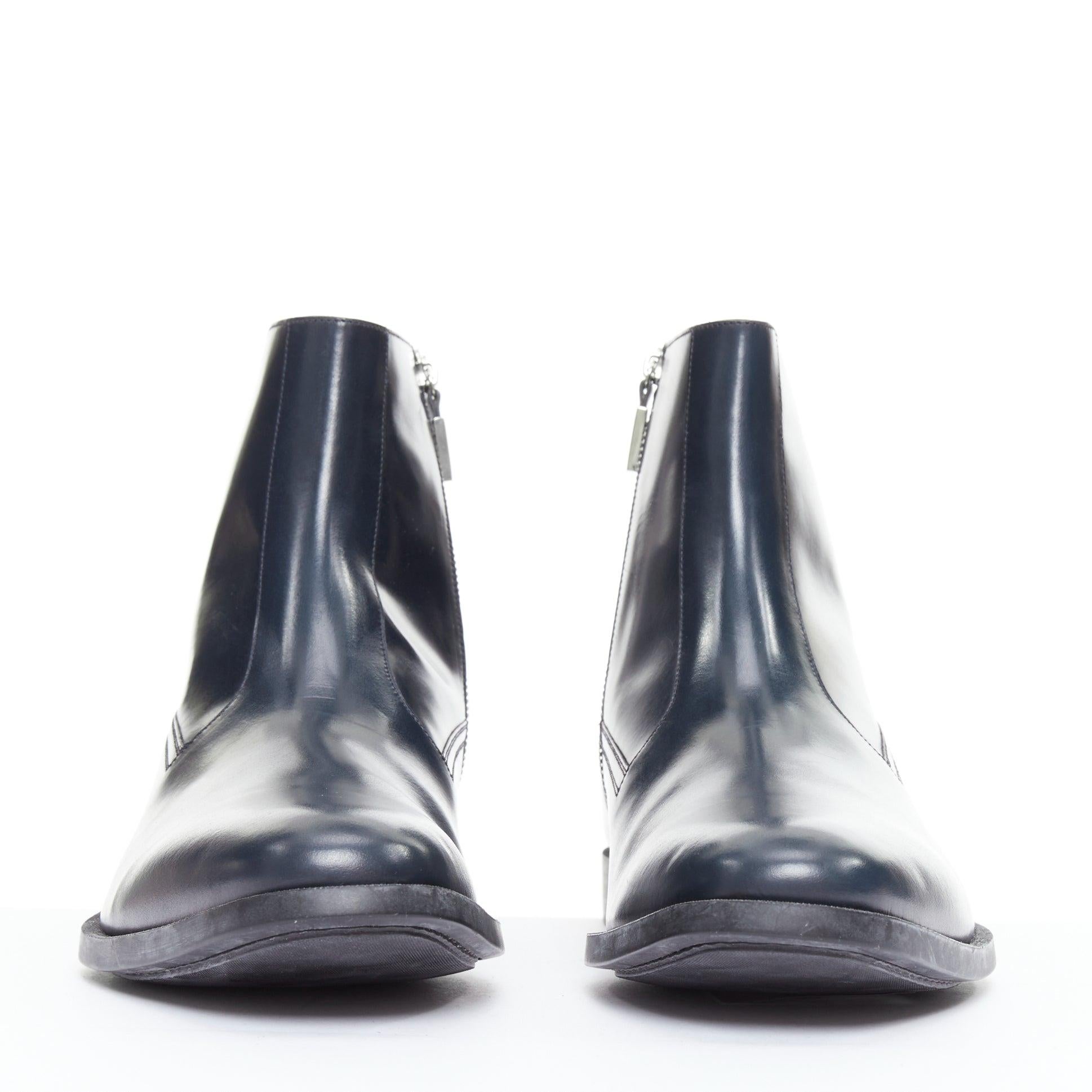 Gris DIOR MEN bottines minimales en cuir de veau bleu nuit à fermeture éclair argentée EU43 en vente