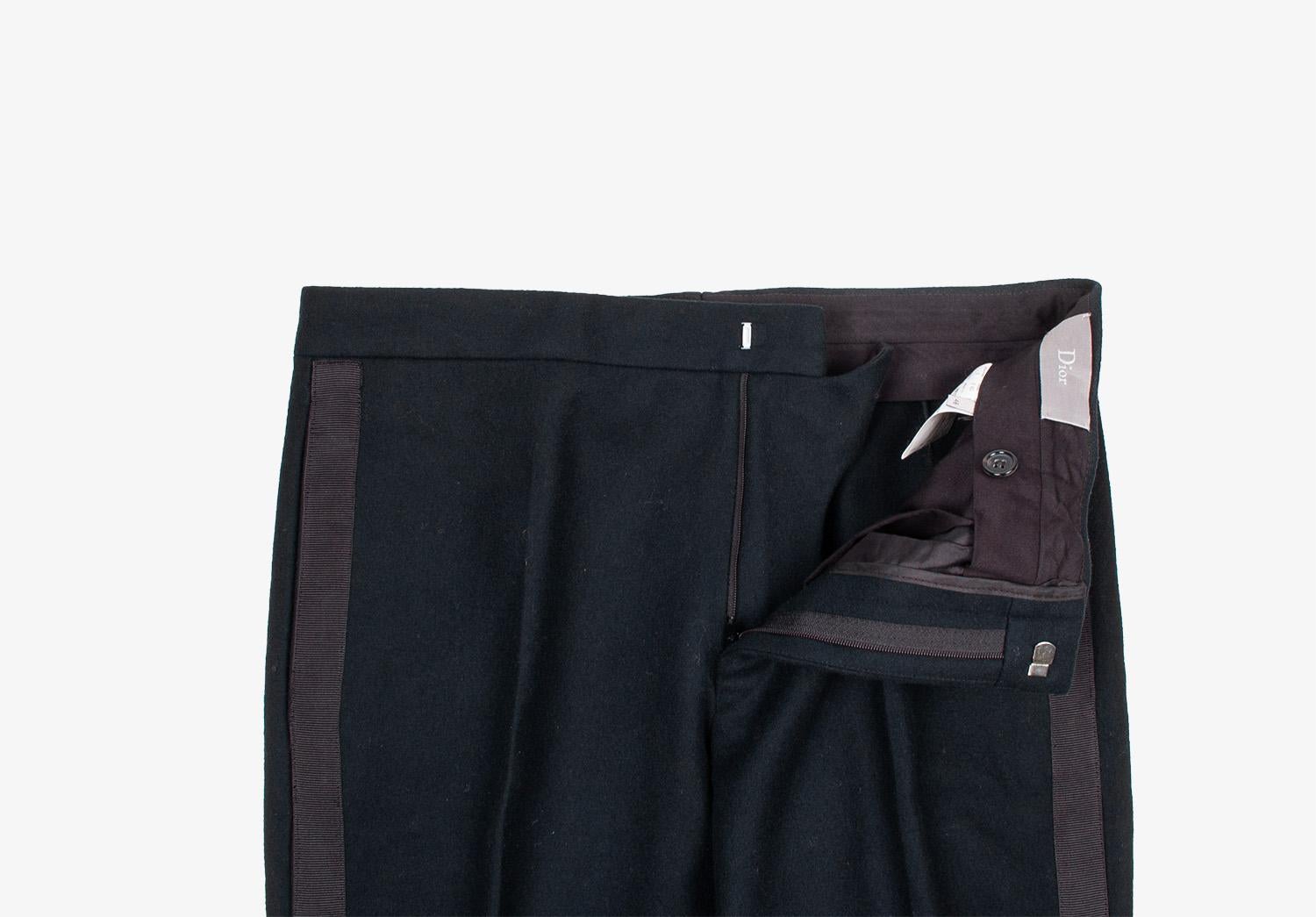 Controlla le mie altre inserzioni. Ho molti altri abiti firmati in vendita. Aperto a qualsiasi offerta.
L'articolo in vendita è 100% autentico Dior flanella AW03 Hedi Uomo Pantaloni, PE0
Colore: nero
(Il colore effettivo può variare leggermente a