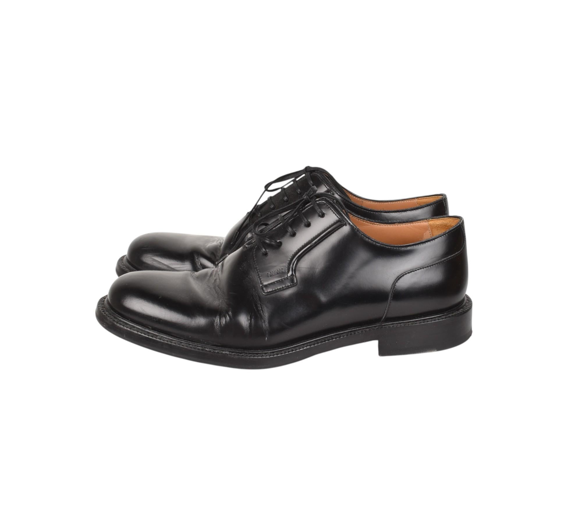 Prüfen Sie meine anderen Angebote. Habe viele weitere Designerkleidung zu verkaufen. Offen für alle Angebote.
Zu verkaufen ist 100% echte Dior Derbies von Kim Jones Männer Schuhe, VINU0
Farbe: schwarz
(Eine tatsächliche Farbe kann ein wenig
