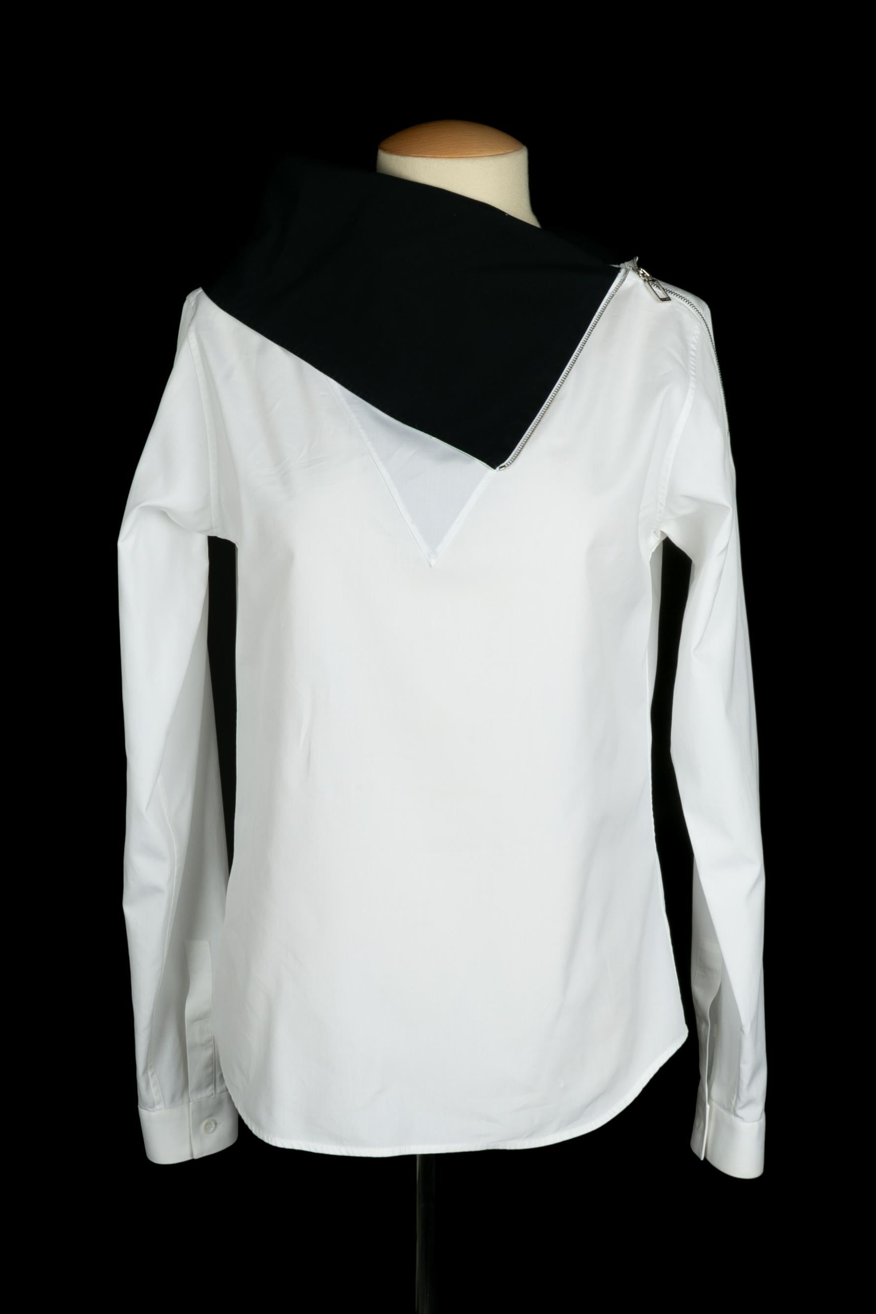 DIOR -(Made in Italy) Marineblaues und weißes Baumwoll-Top. Men Collection'S. Das Label für die Größe fehlt.

Bedingung:
Sehr guter Zustand

Abmessungen:
Schulterbreite: 44 cm - Ärmellänge: 60 cm - Länge: 62 cm

SKU:HFH17