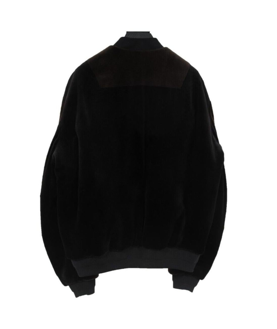 - Exterior marrón y negro

- Tagged talla 50

- Hecho de 100% piel de visón

- Fabricado en Francia

- Bolsillo exterior de piel con cremallera en el brazo lateral



Estado: 

La chaqueta es nueva con etiquetas ( 30.000 $ al por menor )