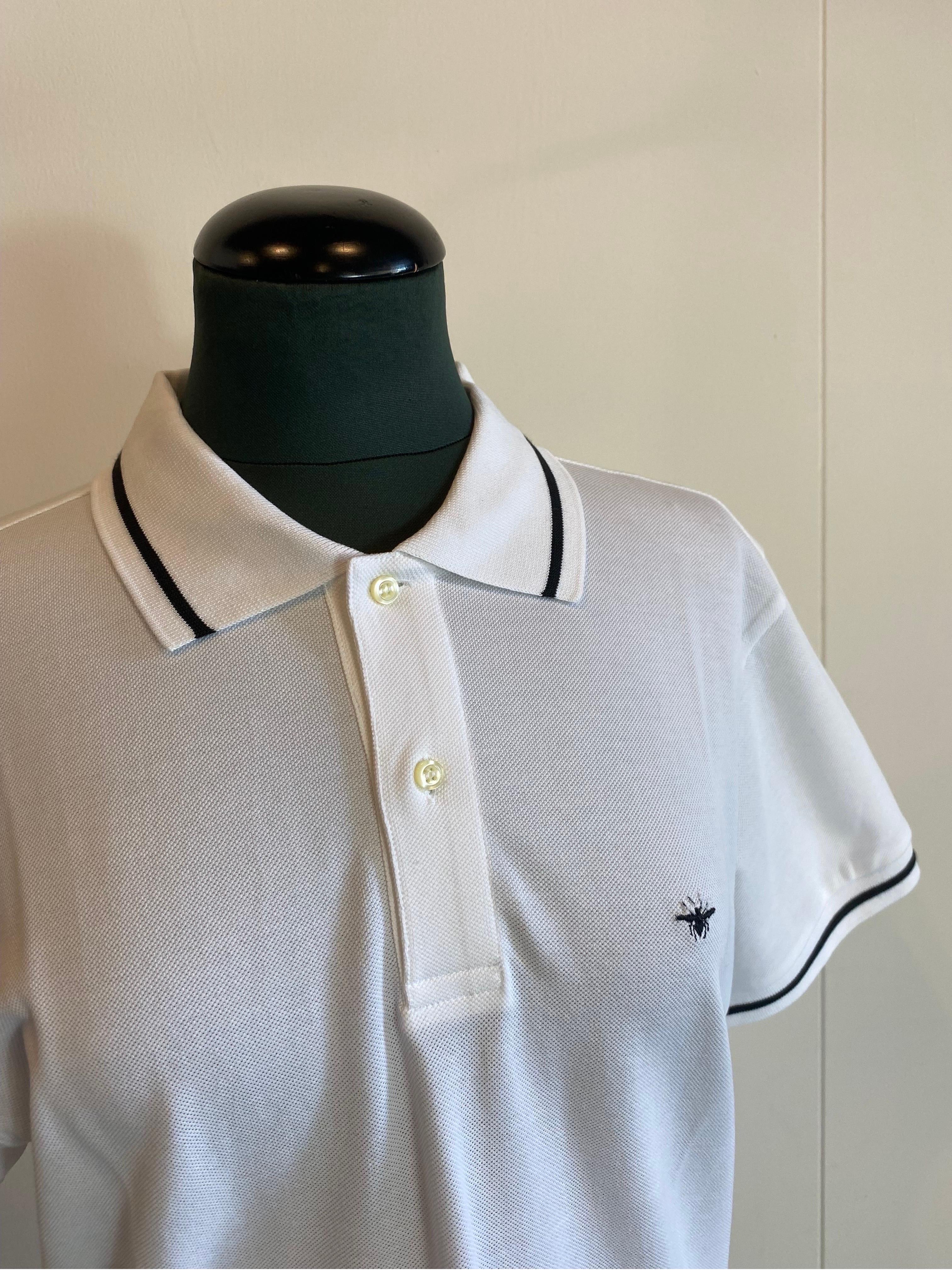 Polo Dior homme collection Ape
Collection d'abeilles.
En coton.
Avec symbole de singe. Légèrement avec quelques fils tirés.
le noir et blanc
Taille internationale. 
Épaule 47
Buste 51
Longueur 75
En excellent état général. Il ne présente que