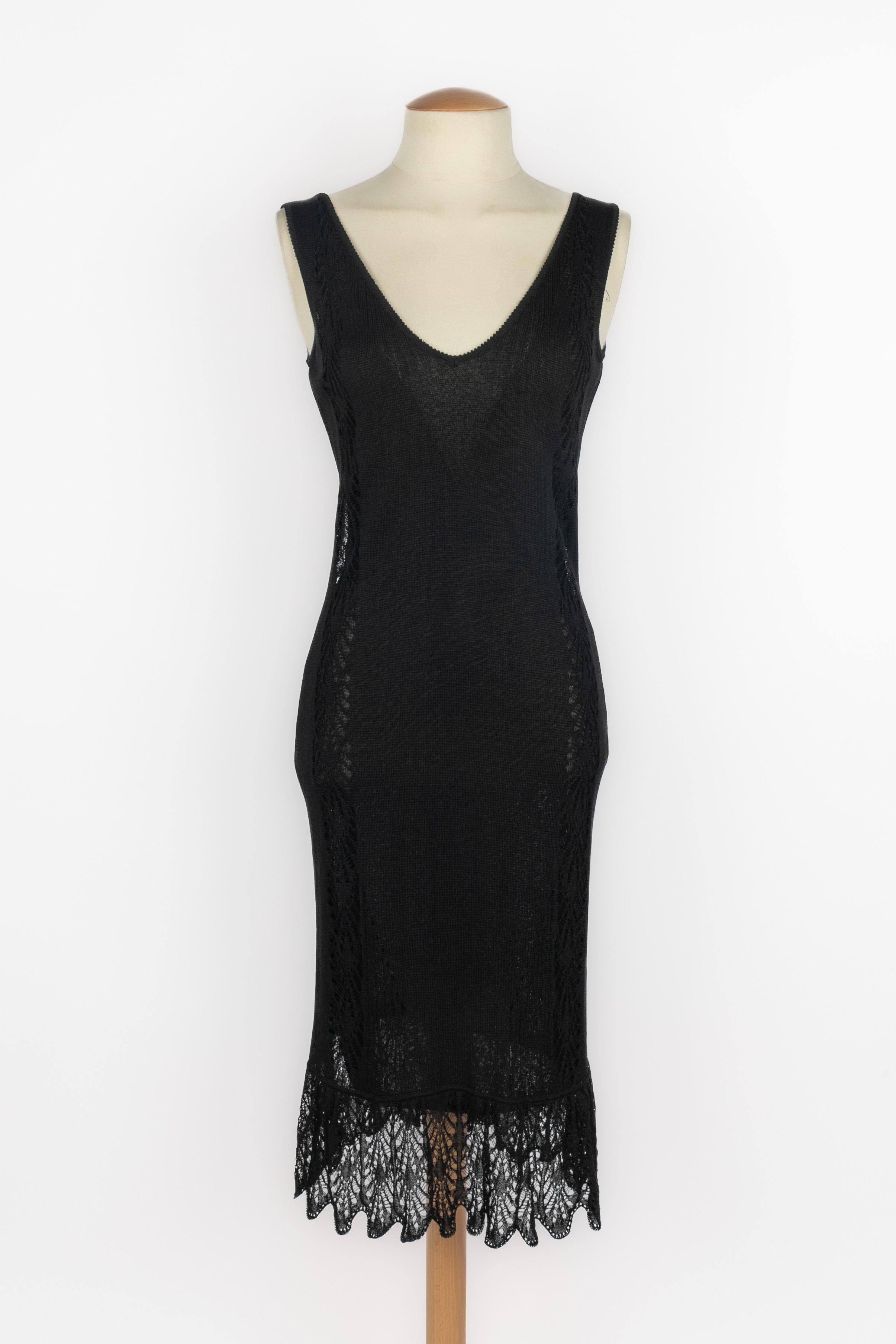 DIOR - (Fabriqué en France) Robe en maille noire. Collection S. printemps-été 2009 sous la direction artistique de John Galliano.

Condit :
Très bon état.

Dimensions :
Poitrine : 36 cm - Longueur : 110 cm

SKU:VR551