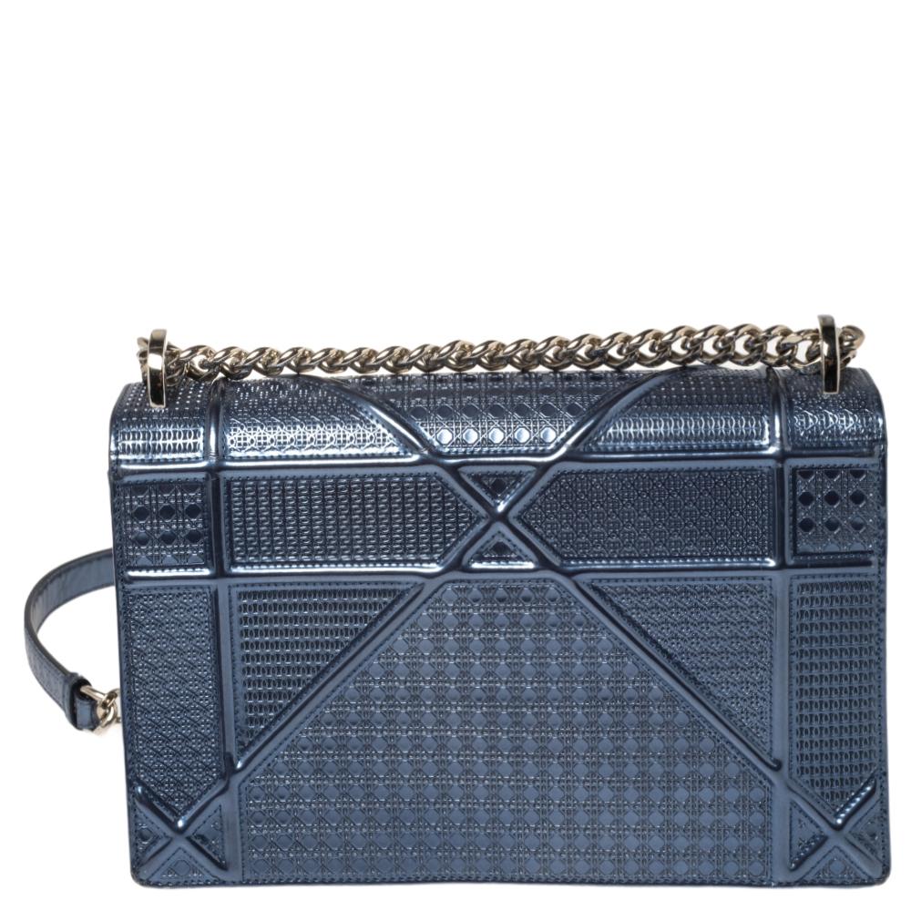 This Diorama bag is simply breathtaking! From its structured shape to its artistic craftsmanship, the bag sweeps us off our feet. It has been crafted from blue leather and covered in the brand's signature microcannage pattern. A magnetic closure on