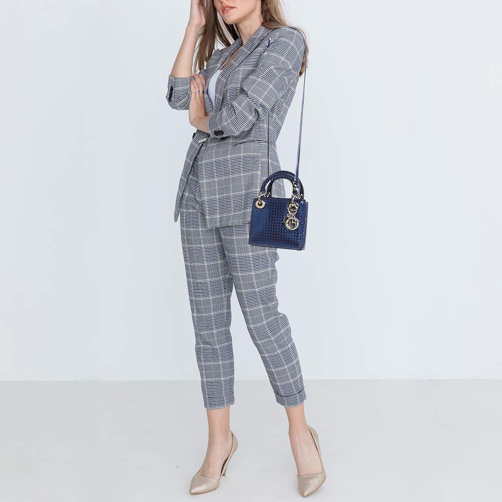 This alluring tote bag for women has been designed to assist you on any day. Convenient to carry and fashionably designed the tote is cut with skill and sewn into a great shape. It is well equipped to be a reliable accessory.