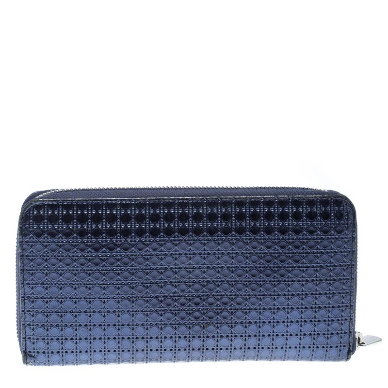 Fashionably put together, the metallic blue hue of this Lady Dior wallet by Dior gives it a glamorous feel. Crafted with patent leather, it is designed in a zip around style with the zip pulls featuring DIOR letter charms. The insides are lined with