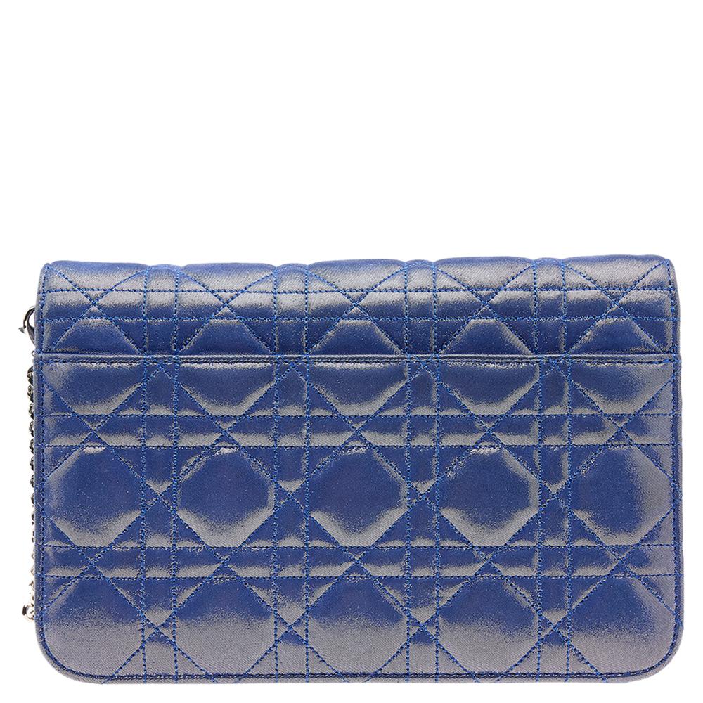 This Miss Dior shoulder bag from the House of Dior grants you complete functionality without compromising on style or luxury. It is created using metallic-blue quilted fabric, with a silver-tone lock closure on the front. It comes with a 36 cm strap