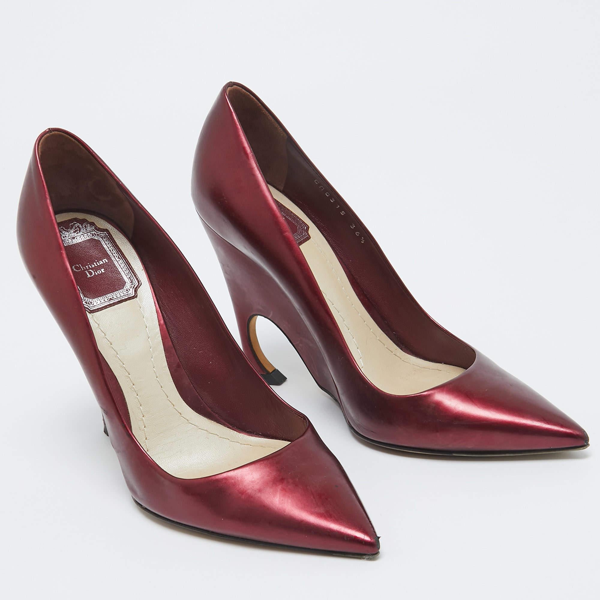 Dior escarpins compensés en cuir bordeaux métallisé, taille 36,5 État moyen - En vente à Dubai, Al Qouz 2