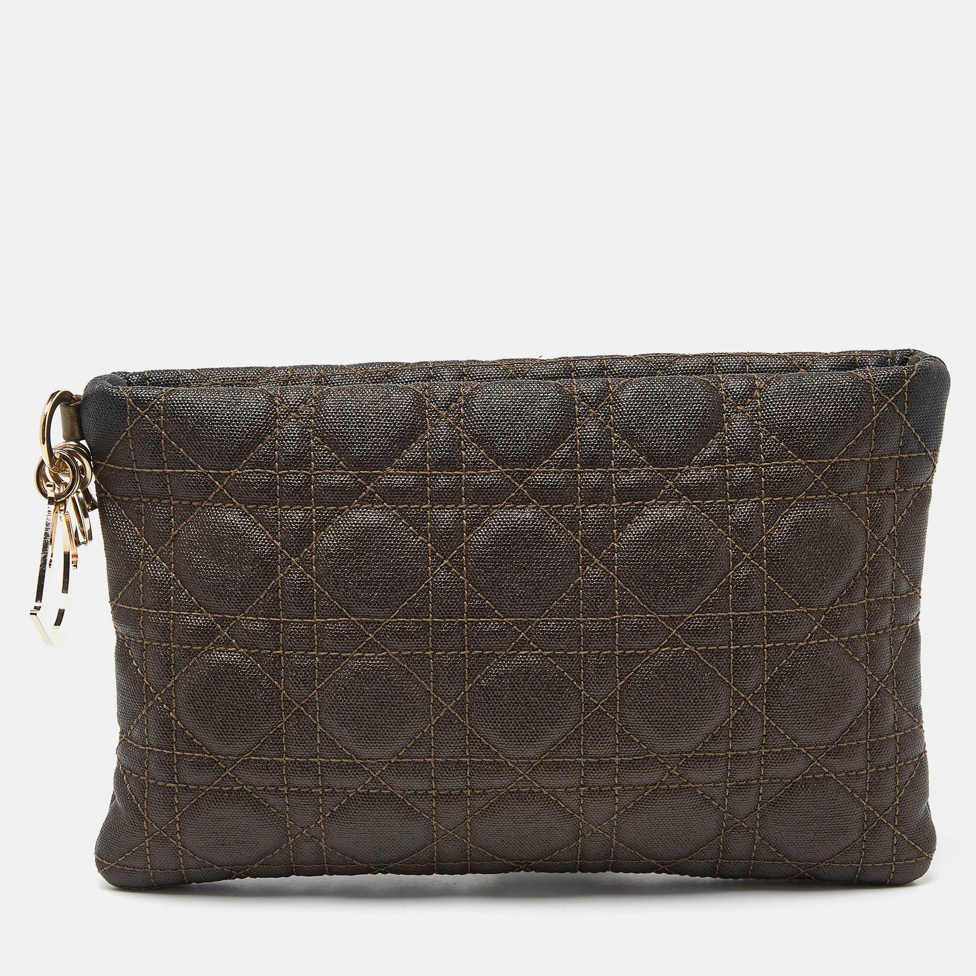 This Dior clutch for women has the kind of design that ensures high appeal, whether held in your hand or tucked under your arm. It is a meticulously crafted piece bound to last a long time.


