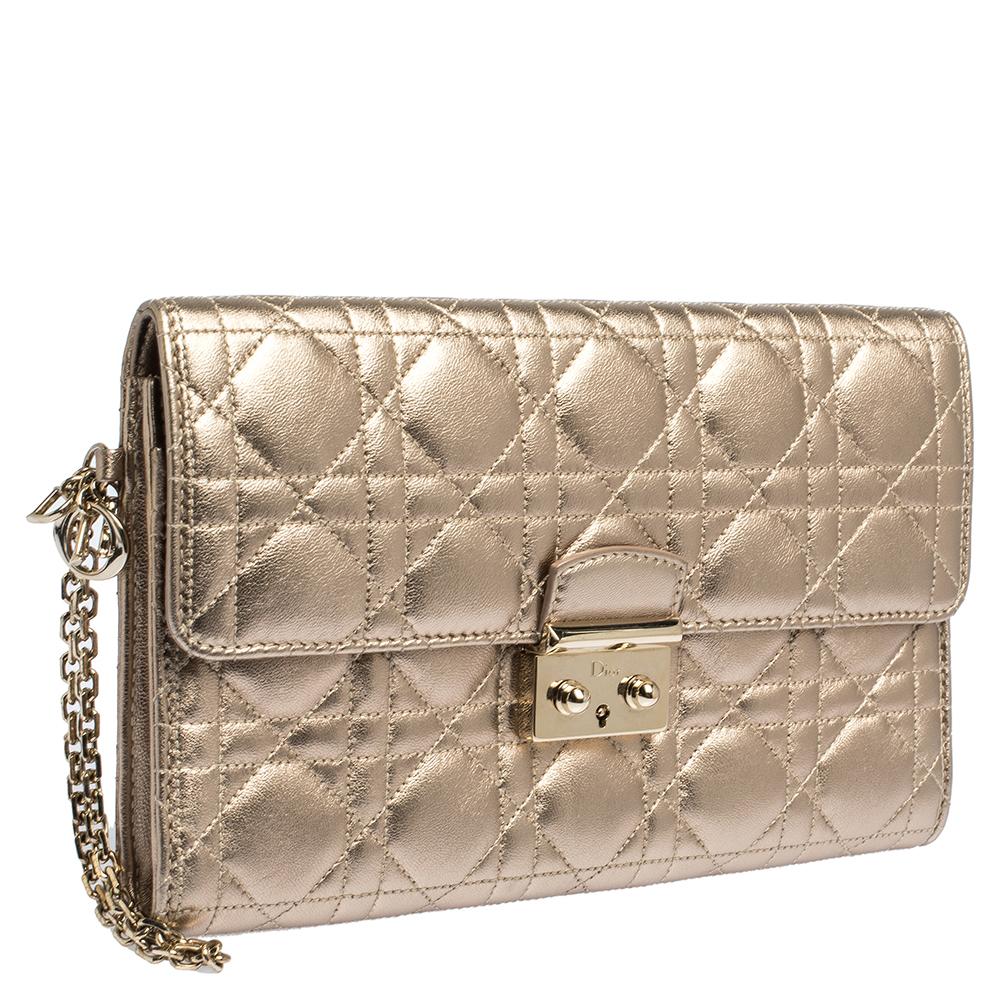 Dior Metallic Gold Cannage Leder Clutch im Zustand „Gut“ in Dubai, Al Qouz 2