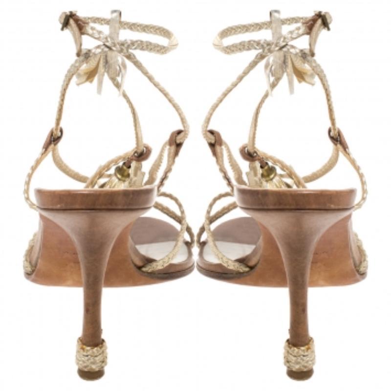 Dior - Sandali in pelle intrecciata oro metallizzato con cinturino alla caviglia misura 37 In condizioni discrete in vendita a Dubai, Al Qouz 2