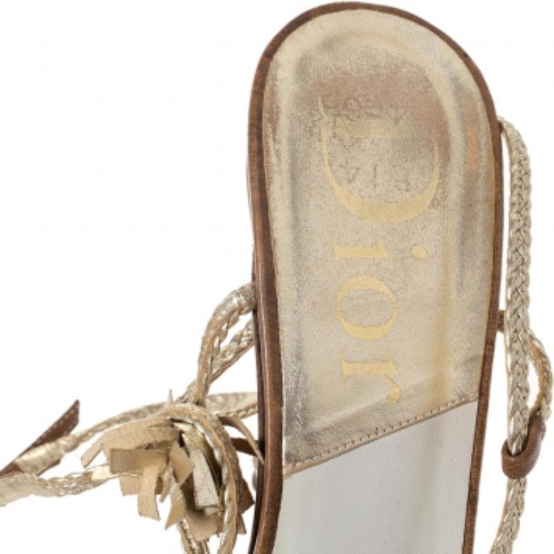 Dior - Sandali in pelle intrecciata oro metallizzato con cinturino alla caviglia misura 37 in vendita 1