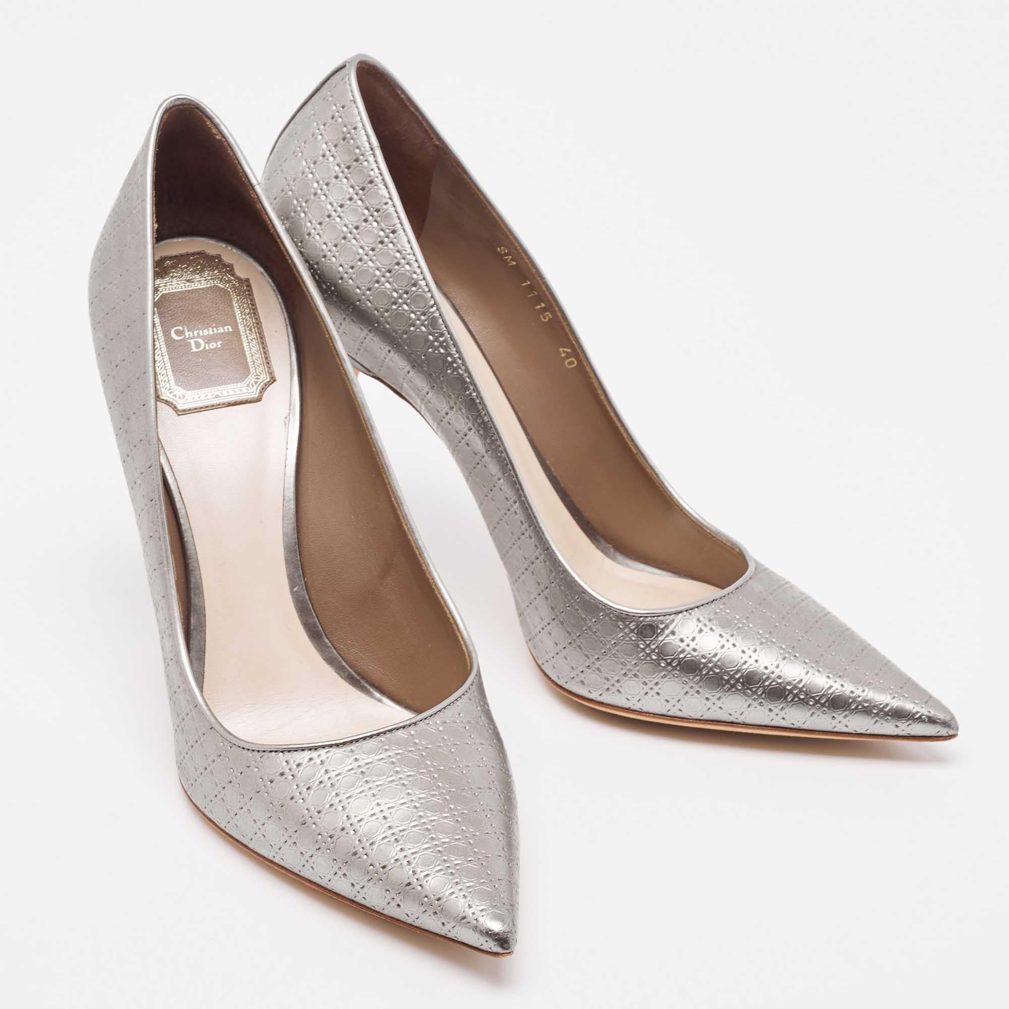 Dior Metallic Grey Micro Cannage Patent Leather Cherie Pointed Toe Pumps Size 40 In Good Condition For Sale In Dubai, Al Qouz 2