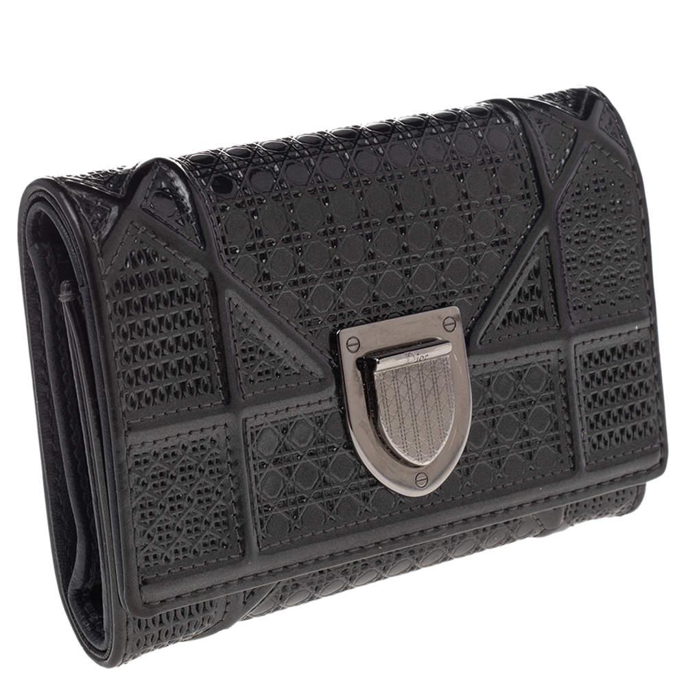 Blend your elegant outfits with this chic creation to flaunt your tasteful fashion sense. Crafted in patent leather, this Diorama wallet features the signature Cannage pattern along with silver-tone hardware. The signature lock opens to an organized