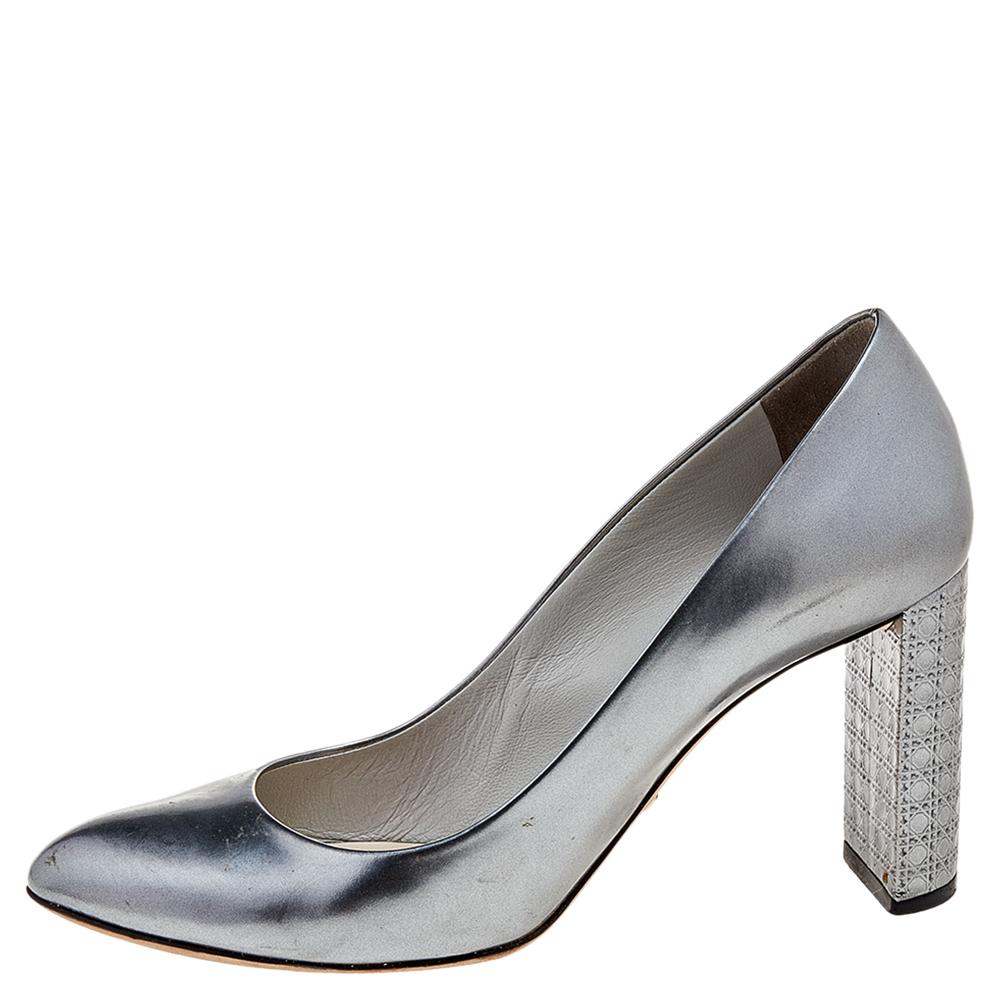 They're beautiful to look at and versatile in design as well. Crafted from patent leather, these Dior pumps carry a metallic grey exterior, almond toes, and block heels that flaunt the signature cannage pattern. Make this pair yours today and