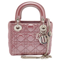 Dior - Mini sac cabas Lady Dior en daim rose métallisé avec chaîne et cannage