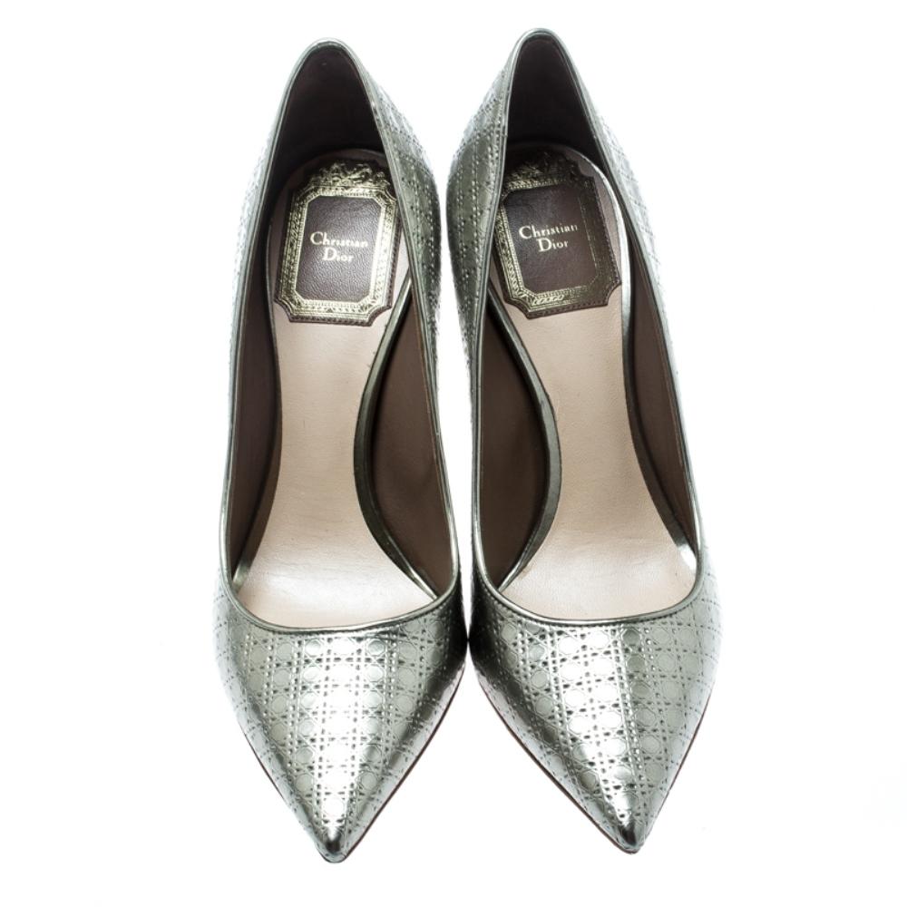This pair of stunning Cherie pumps by Dior is the epitome of sophistication. They come made from leather in a metallic silver shade and designed with the signature cannage pattern all over, pointed toes and 9.5 cm heels. This pair of pumps is sure