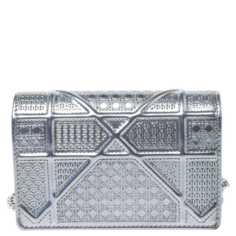 This Diorama bag is simply breathtaking! From its structured shape to its artistic craftsmanship, the bag sweeps us off our feet. It has been crafted from silver patent leather and covered in the brand's signature Cannage pattern. A silver-tone