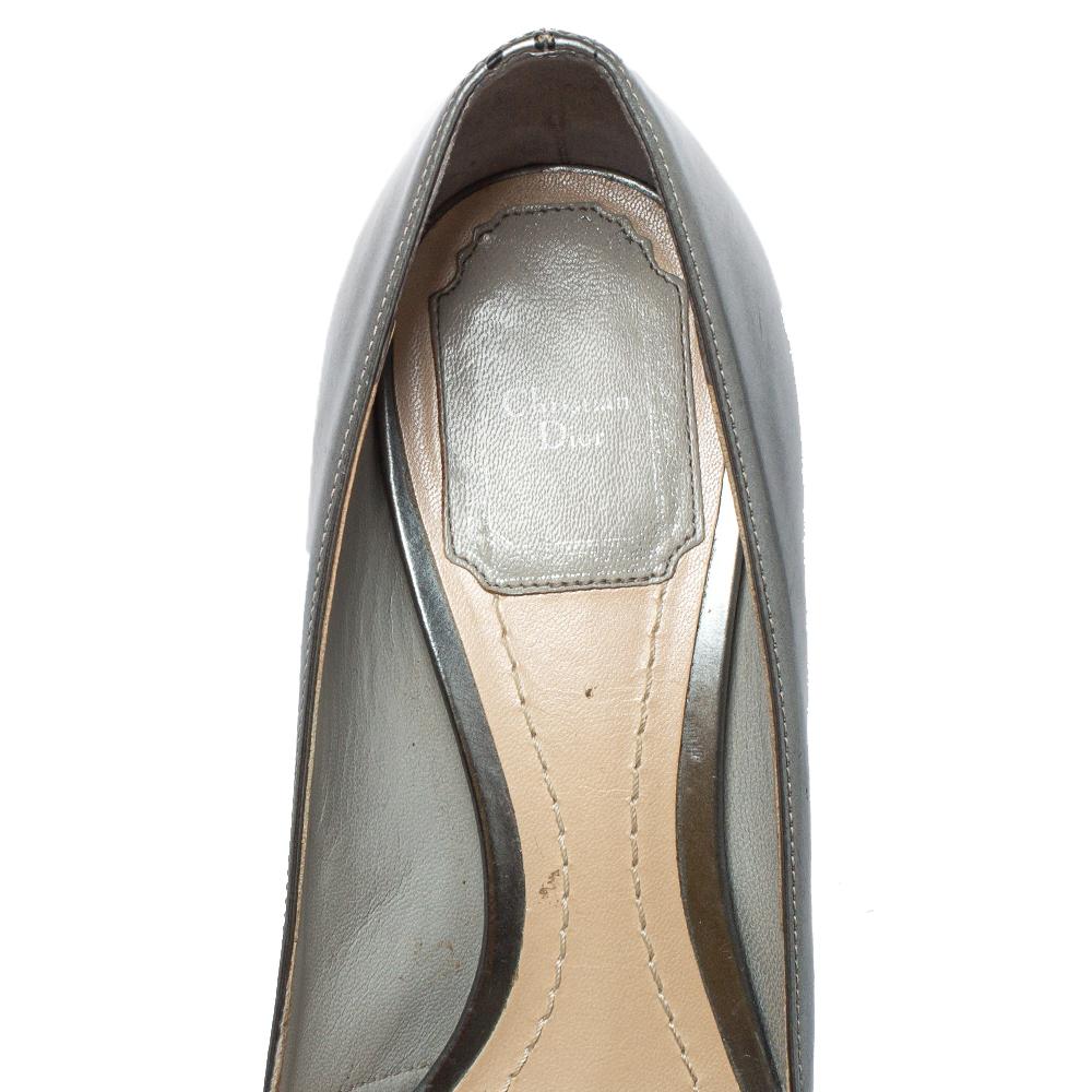 Dior Metallic Silver Leather Criss Cross Cannage Heel Sandals Size 36.5 In Fair Condition In Dubai, Al Qouz 2