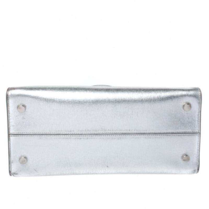 Dior Metallic Silver Leather Medium Diorever Bag en Bastante bueno estado para la venta en Dubai, Al Qouz 2