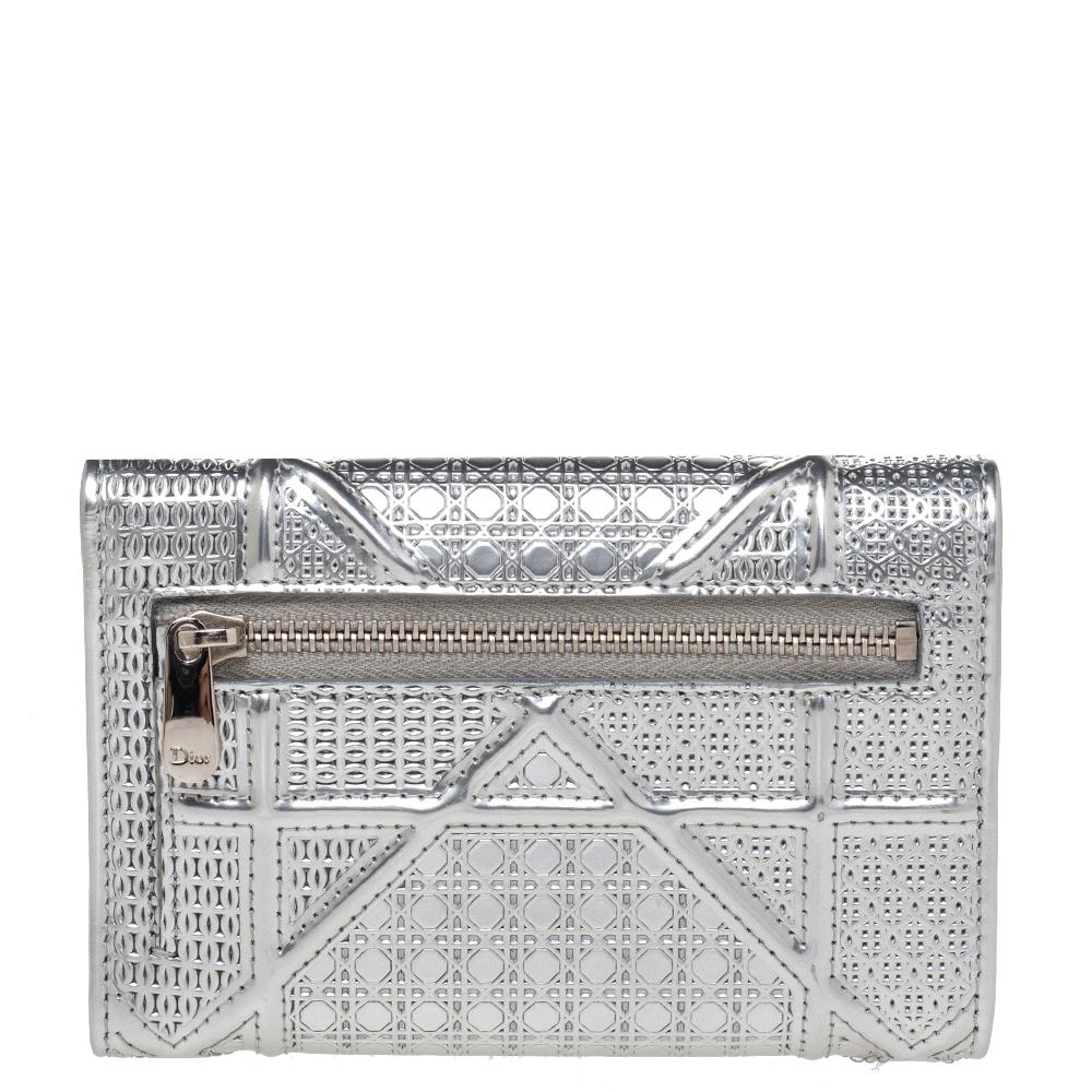 Match your Dior bags with the elegant Diorama wallet. Crafted in leather, this Diorama wallet features the signature Micro Cannage pattern along with silver-tone hardware. The signature lock opens to an organized interior that will neatly carry your