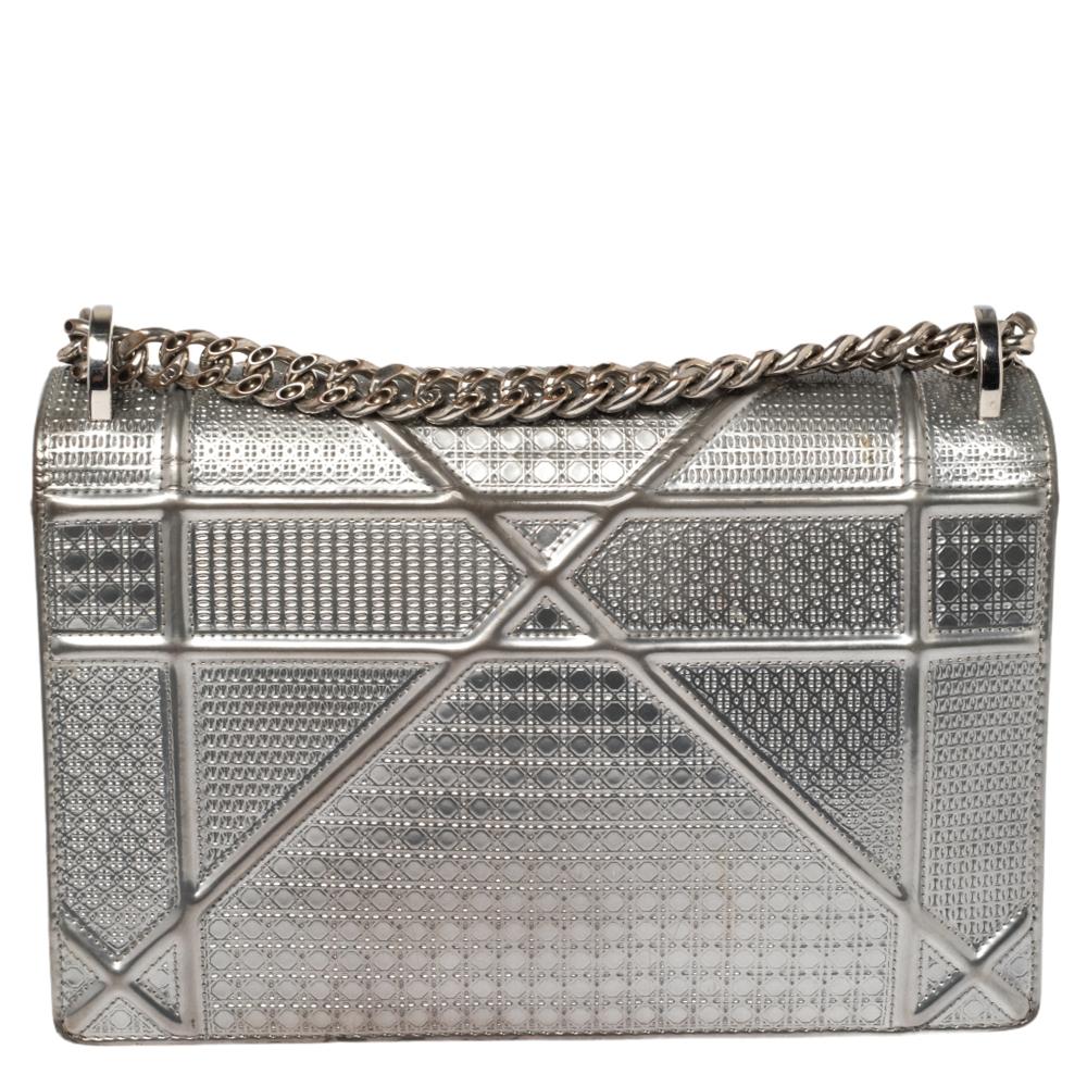 This Diorama shoulder bag is simply breathtaking! From its structured shape to its artistic craftsmanship, the bag sweeps us off our feet. It has been crafted in metallic silver leather and features Dior's signature Micro Cannage pattern. Magnetic