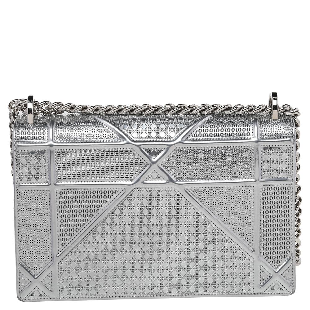 This Diorama bag is simply breathtaking! From its structured shape to its artistic craftsmanship, the bag sweeps us off our feet. It has been crafted from metallic silver leather and covered in the brand's signature Cannage pattern. A magnetic