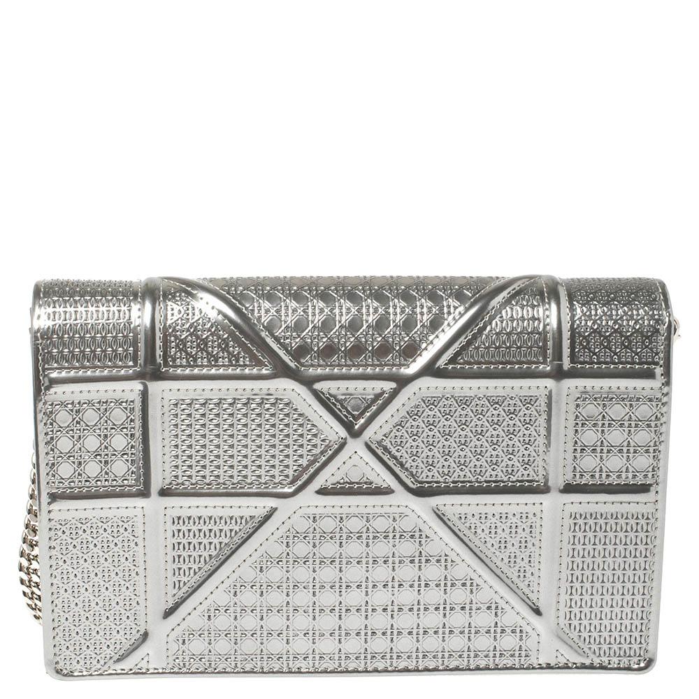 This Diorama bag is simply breathtaking! From its structured shape to its artistic craftsmanship, the bag sweeps us off our feet. It has been crafted from metallic silver patent leather and covered in the brand's signature Micro Cannage pattern. A