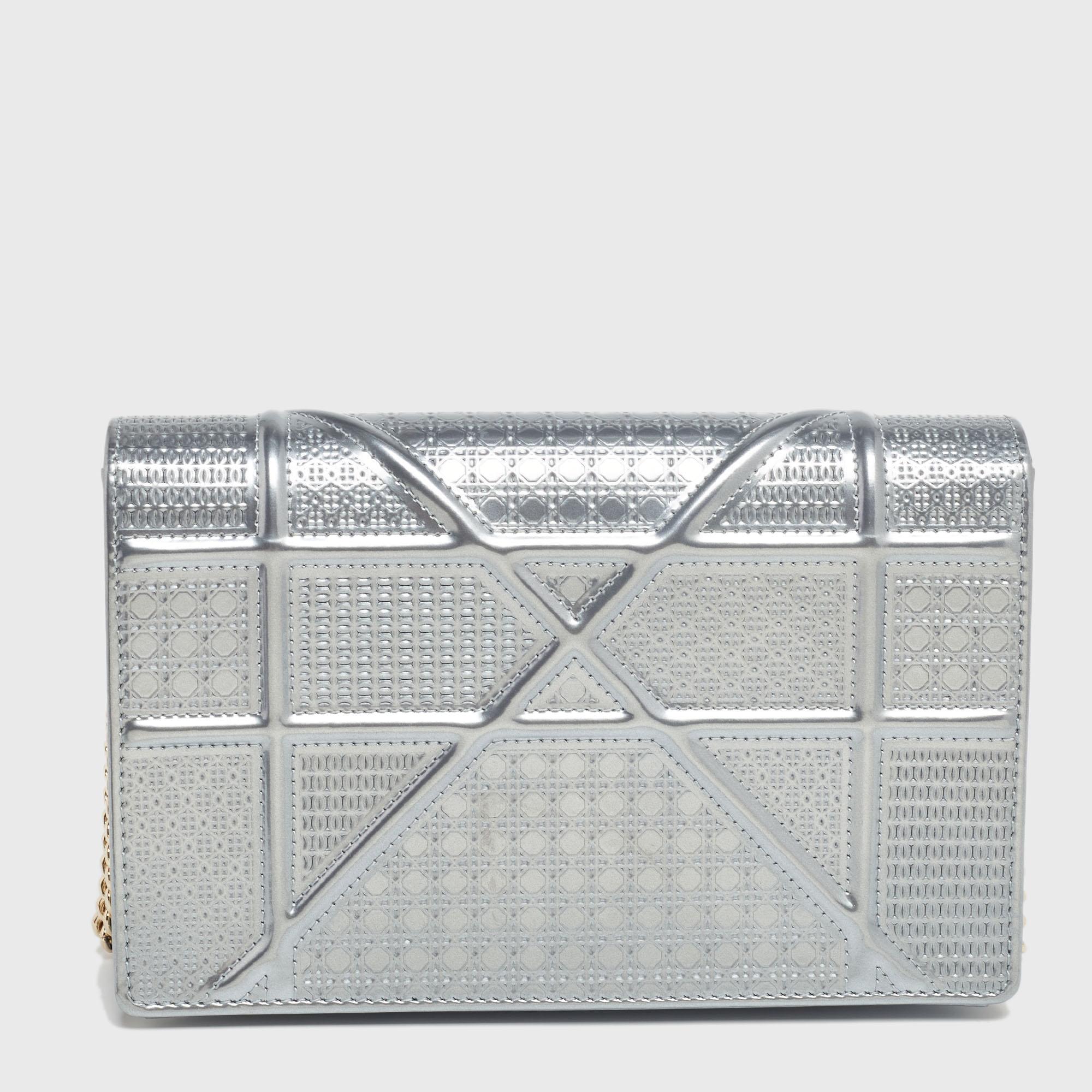 This Diorama bag is simply breathtaking! From its structured shape to its artistic craftsmanship, the bag sweeps us off our feet. It has been crafted from metallic silver patent leather and is covered in the brand's signature Cannage pattern. The