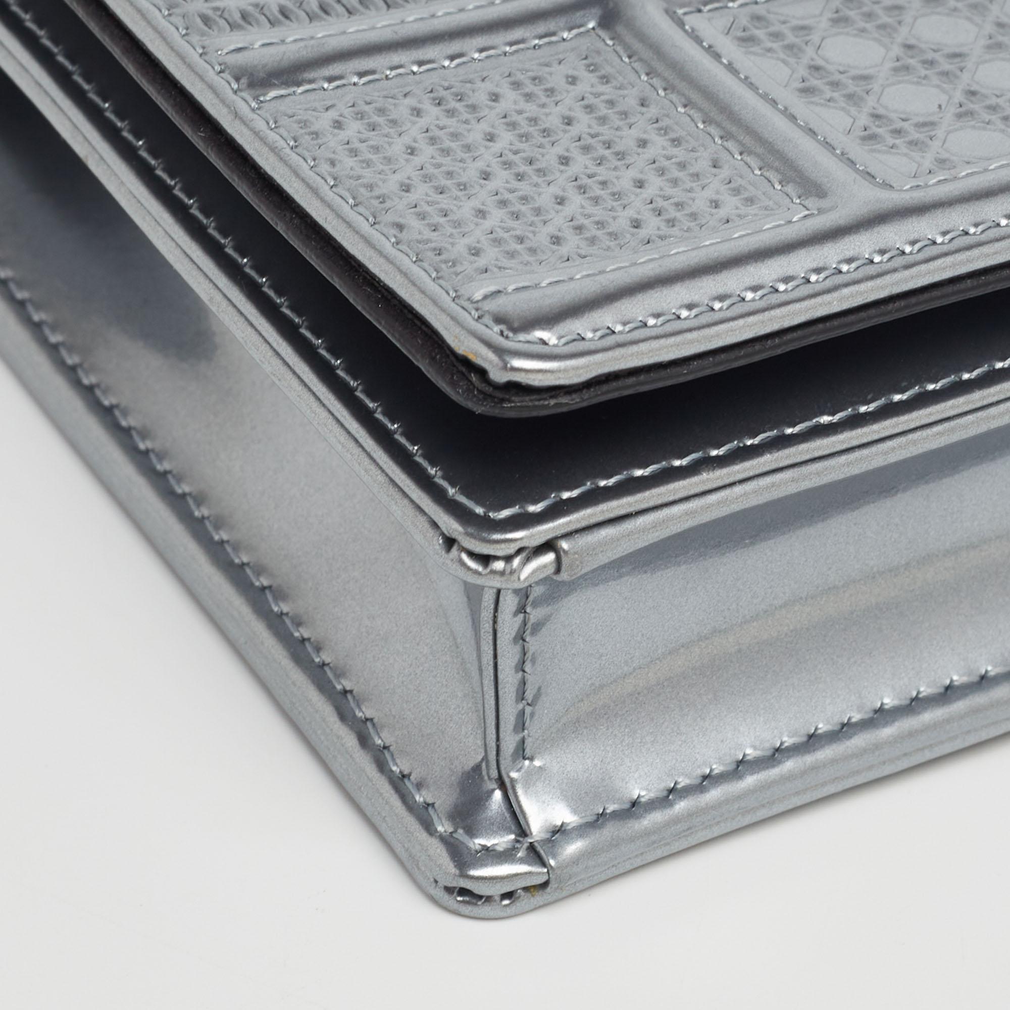 Dior Metallic Silver Micro Cannage Patent Leather Mini Diorama Chain Bag In Good Condition In Dubai, Al Qouz 2