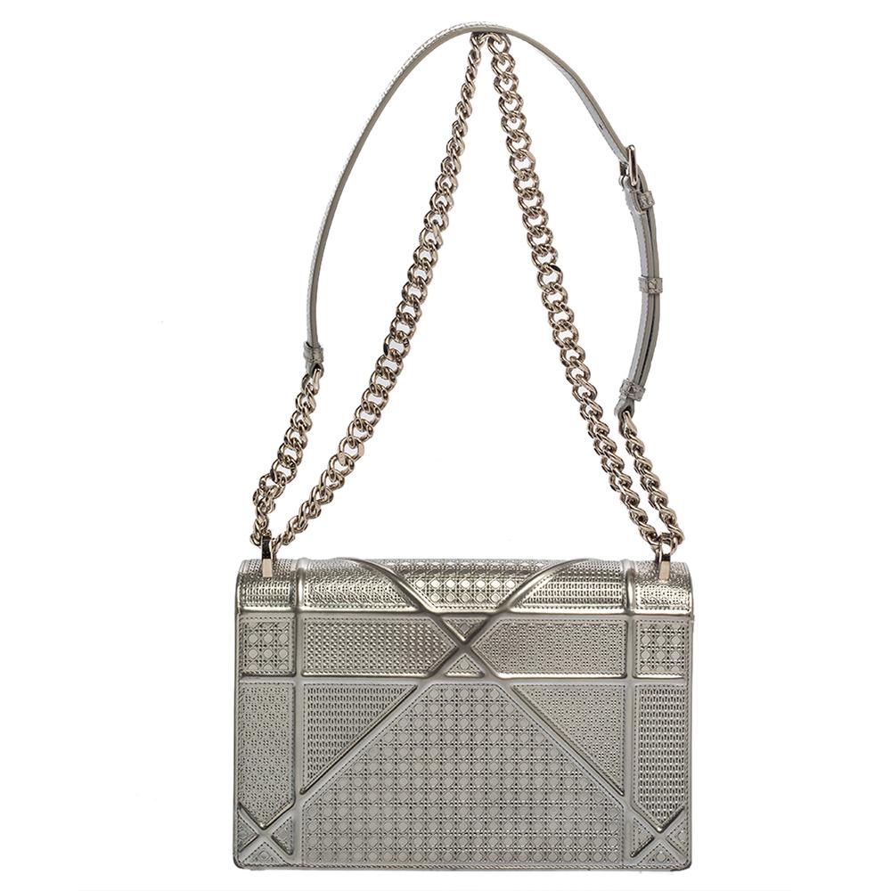 This Diorama bag is simply breathtaking! From its structured shape to its artistic craftsmanship, the bag sweeps us off our feet. It has been crafted from metallic silver patent leather and covered in the brand's signature Microcannage pattern. A