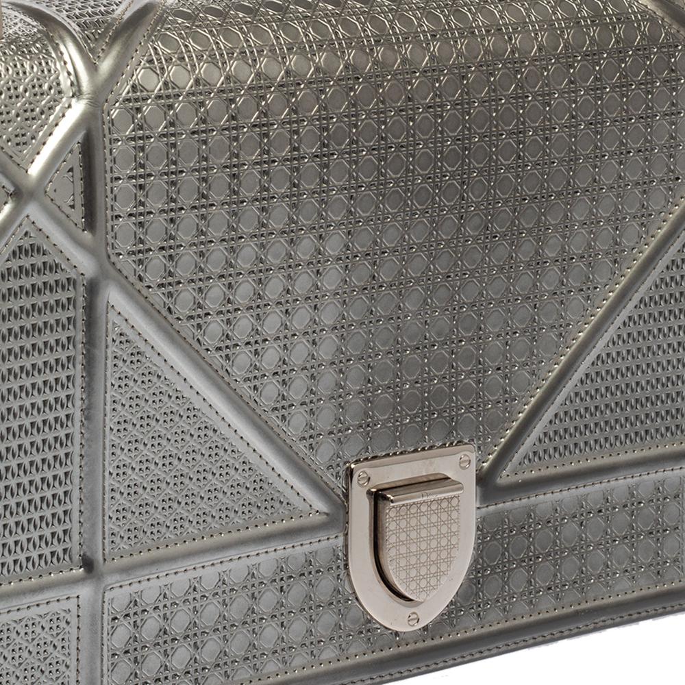 Dior Metallic Silver Microcannage Patent Leather Medium Diorama Shoulder Bag In Fair Condition In Dubai, Al Qouz 2