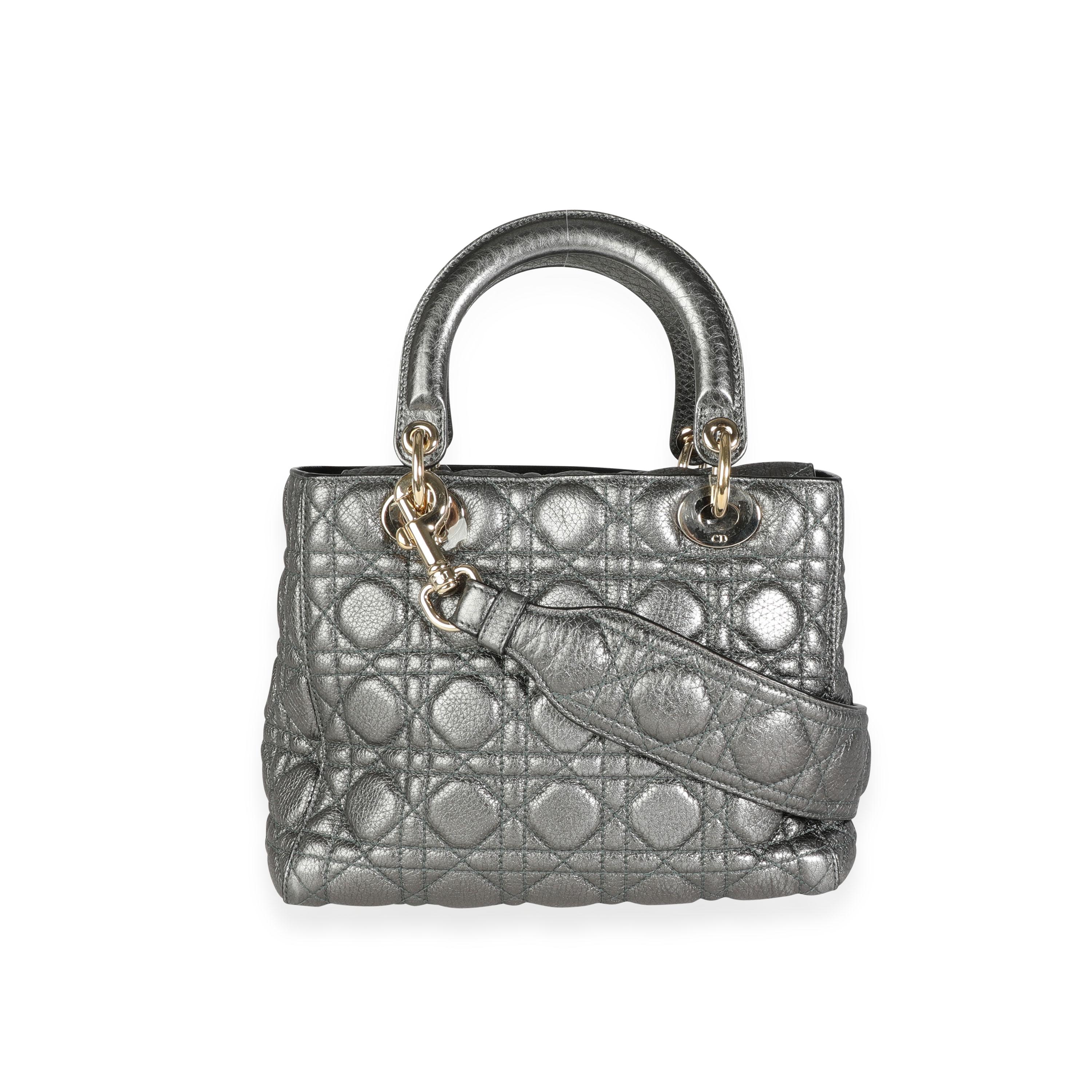 Titolo dell'elenco: Dior Metallic Silver Supple Cannage Leather Medium Lady Dior Tote
SKU: 116146
Condizioni: Usato (3000)
Condizioni della borsa: Molto buono
Commenti sulle condizioni: Condizioni molto buone. Graffi all'hardware. Leggeri segni e