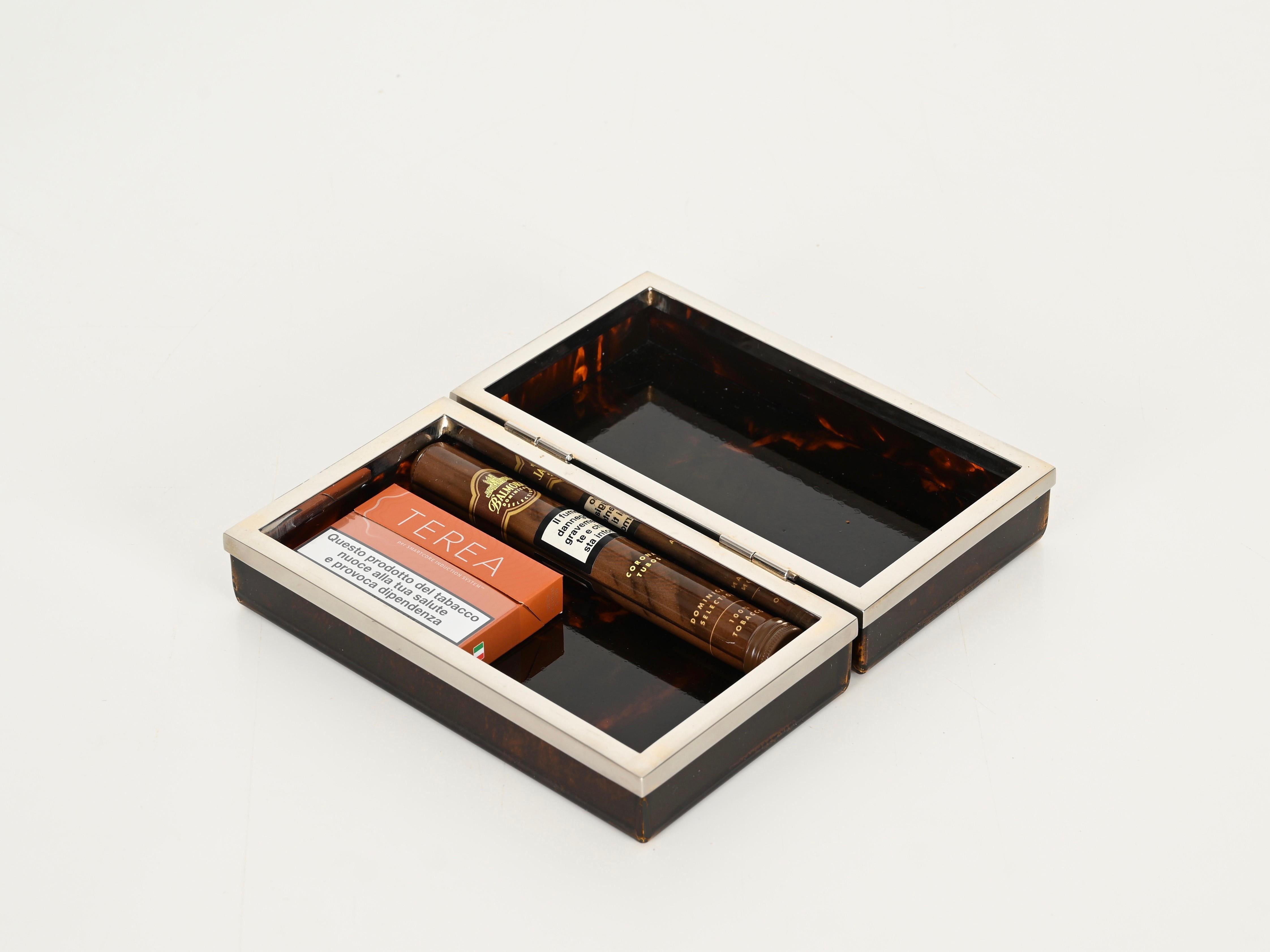 Encantador joyero decorativo de mediados de siglo en lucita efecto carey y cromo. Esta fantástica pieza se diseñó en Italia en los años 70 para una producción de Dior Home.

Esta encantadora caja rectangular está en unas condiciones asombrosas, es