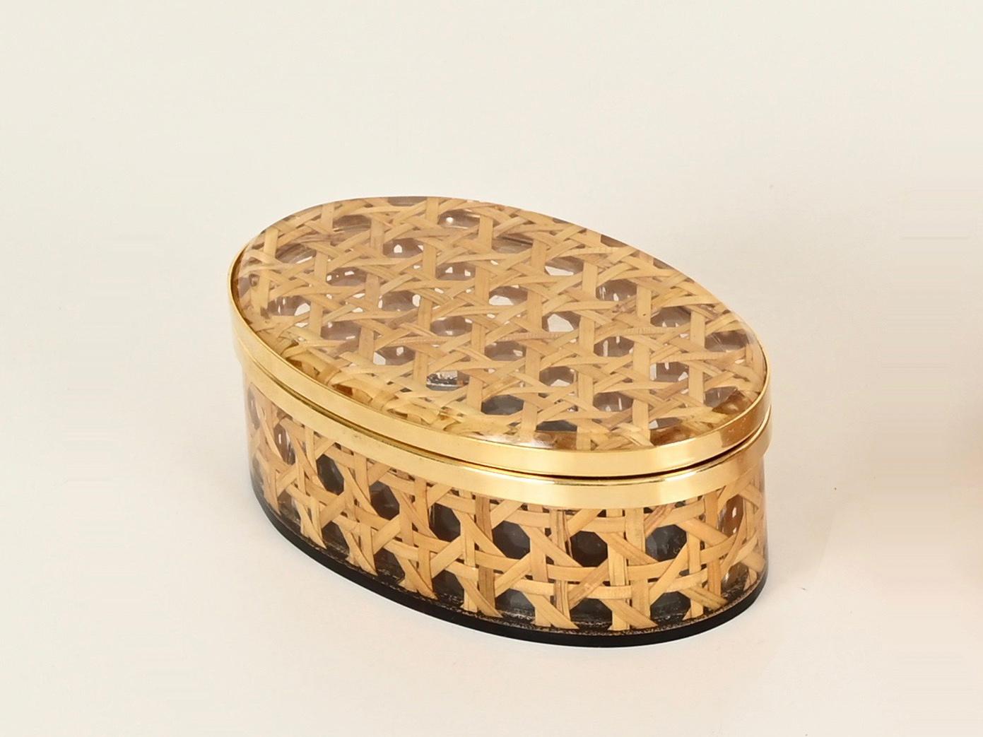 Stunning Mid-Century decorative jewelry box made from a beautiful combination of lucite enriched with Vienna straw, brass, and tortoiseshell-effect lucite. This incredibly stylish piece was produced in Italy during the 1970s and is attributed to a
