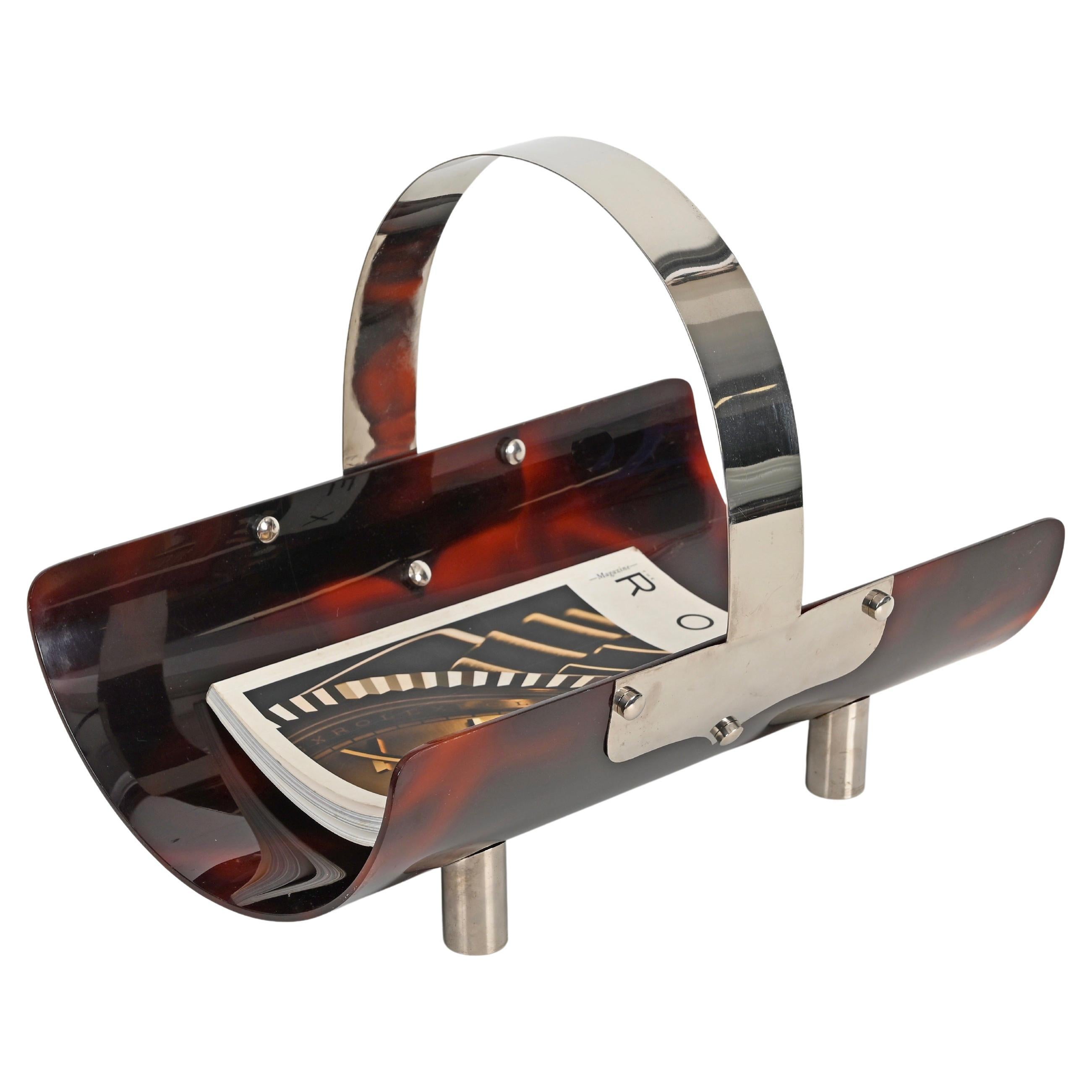 Splendido portariviste del Mid-Century in lucite curvata con un bellissimo effetto tartaruga e cromo. Questo pezzo incredibilmente elegante e unico è attribuito a un disegno di Dior Home ed è stato prodotto in Francia negli anni Settanta.

In