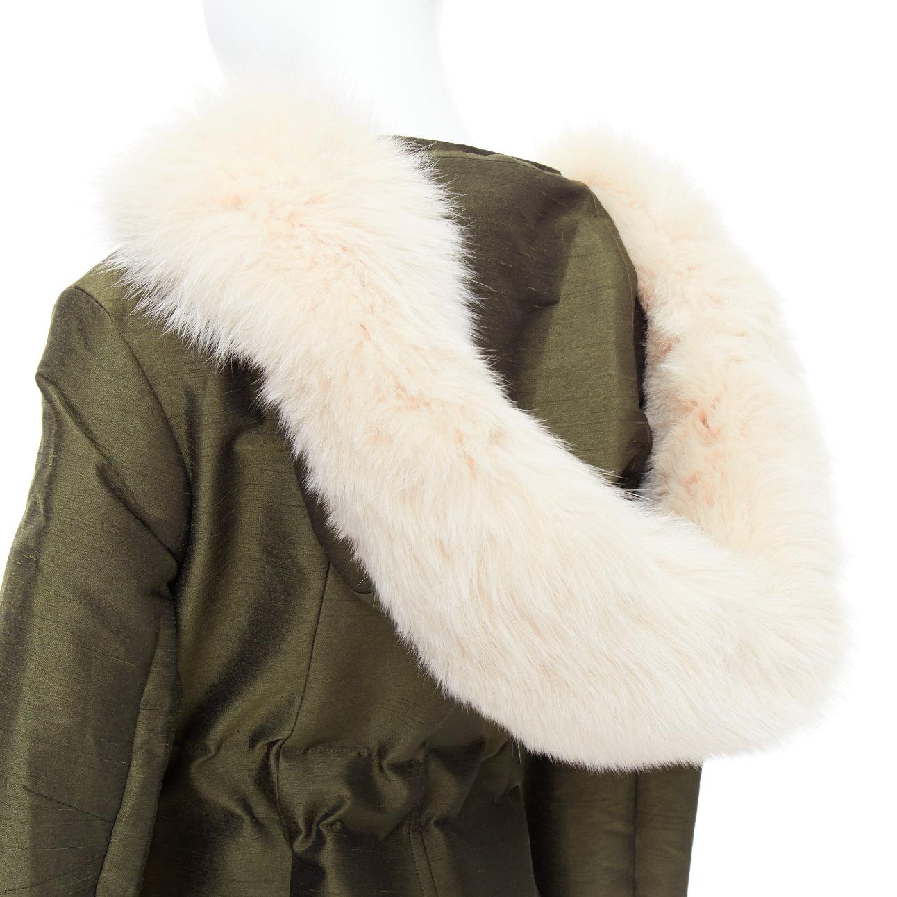 DIOR military green pocketed cream fur hood belted anorak coat FR34 XS
Reference: NILI/A00076
Brand: Dior
Designer: Maria Grazia Chiuri
Material: Polyester, Cotton
Color: Green, Cream
Pattern: Solid
Closure: Button
Lining: Green Silk
Extra Details: