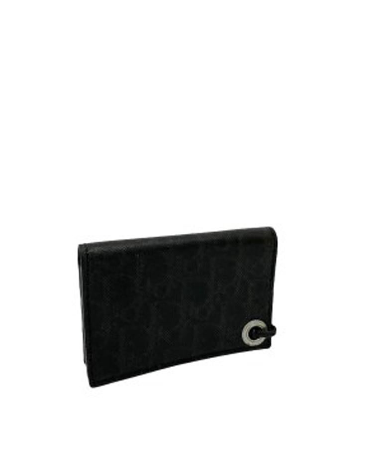 Mini clutch bag by Dior Homme, made of black leather with silver hardware.
Equipped with a button closure and an adjustable fabric lace.
Good conditions.

Dimension: 1 × 12 × 8 cm