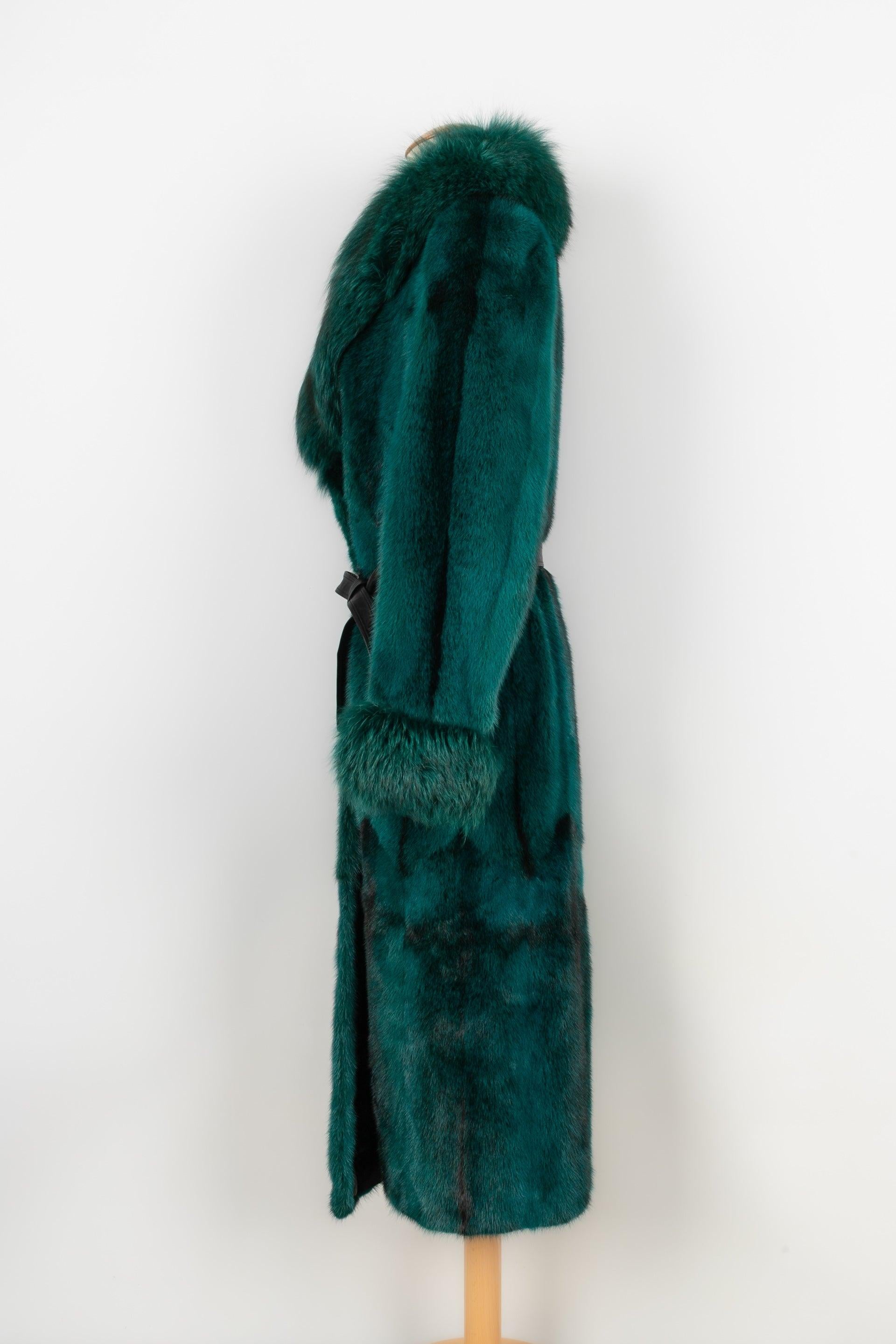 Dior - (Made in France) Mink and fox fur long coat in green tones. The bottom of the lining is embroidered and has the B.G. initials. No size nor composition label, it fits a 38FR.

Additional information:
Condition: Very good condition
Dimensions: