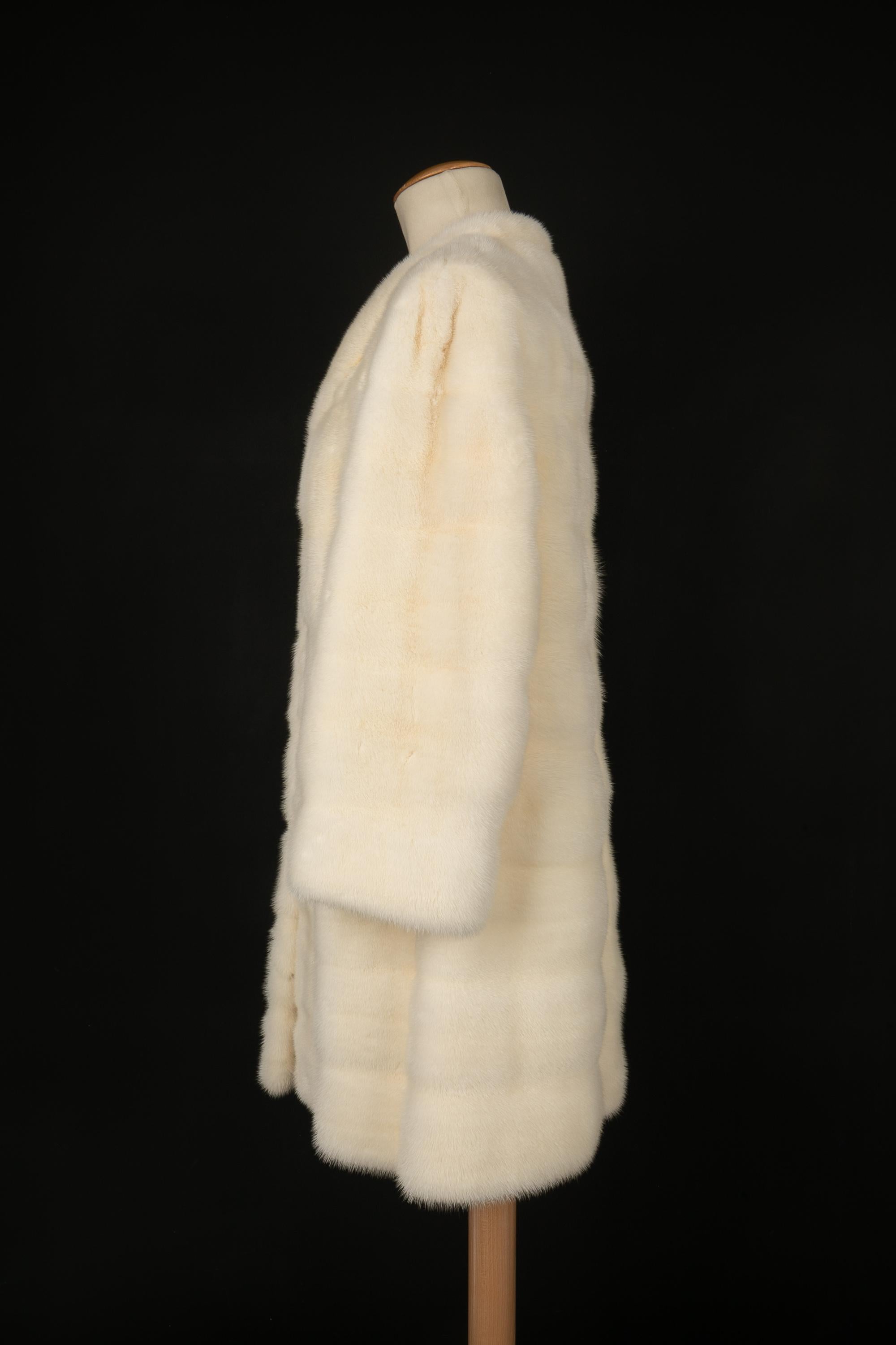 DIOR - (Fabriqué en France) Manteau en vison blanc cassé doublé de soie. Taille 40FR

Condit :
Très bon état.

Dimensions :
Largeur des épaules : 45 cm - Longueur des manches : 52 cm - Longueur : 85 cm

M46
