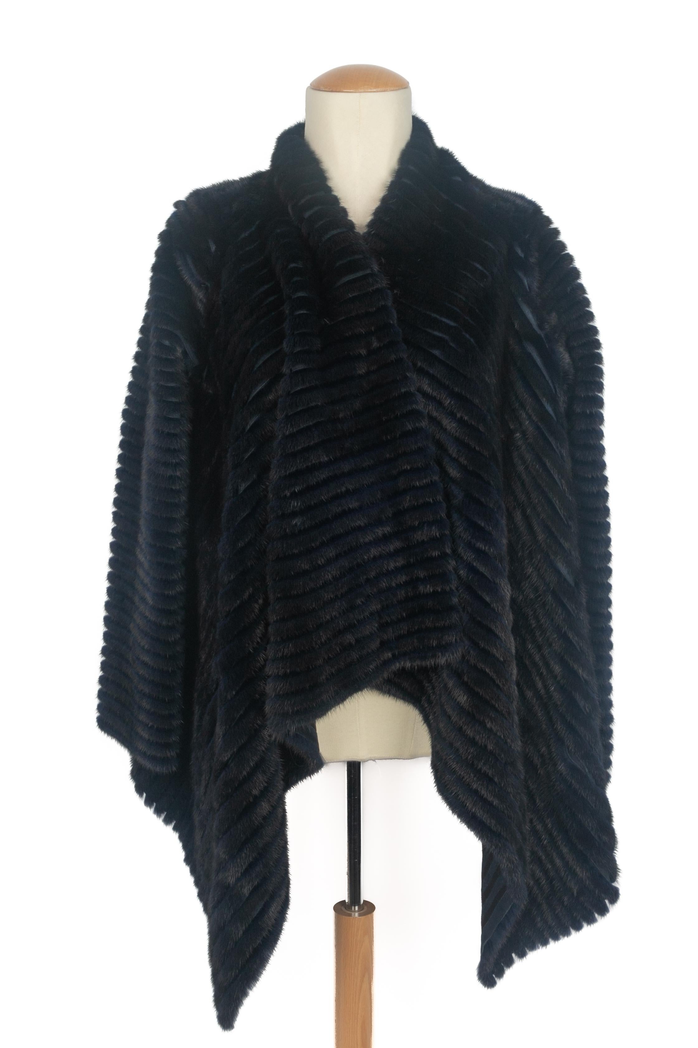 DIOR - (Made in France) Giacca in pelliccia di visone blu con pelle. Taglia 36FR

Condizioni:
Ottime condizioni

Dimensioni:
Larghezza spalle: 48 cm - Lunghezza maniche: 59 cm - Lunghezza: 78 cm

SKU:FV261