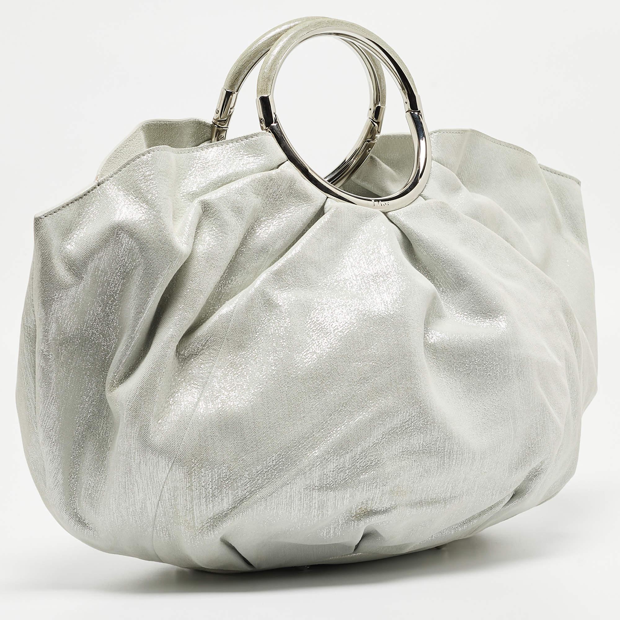 Ce hobo de Fendi est un bon choix si vous cherchez un sac pour tous les jours. Confectionné en daim chatoyant, le sac est maintenu par deux anses rondes. Son intérieur spacieux est doublé de nylon.

