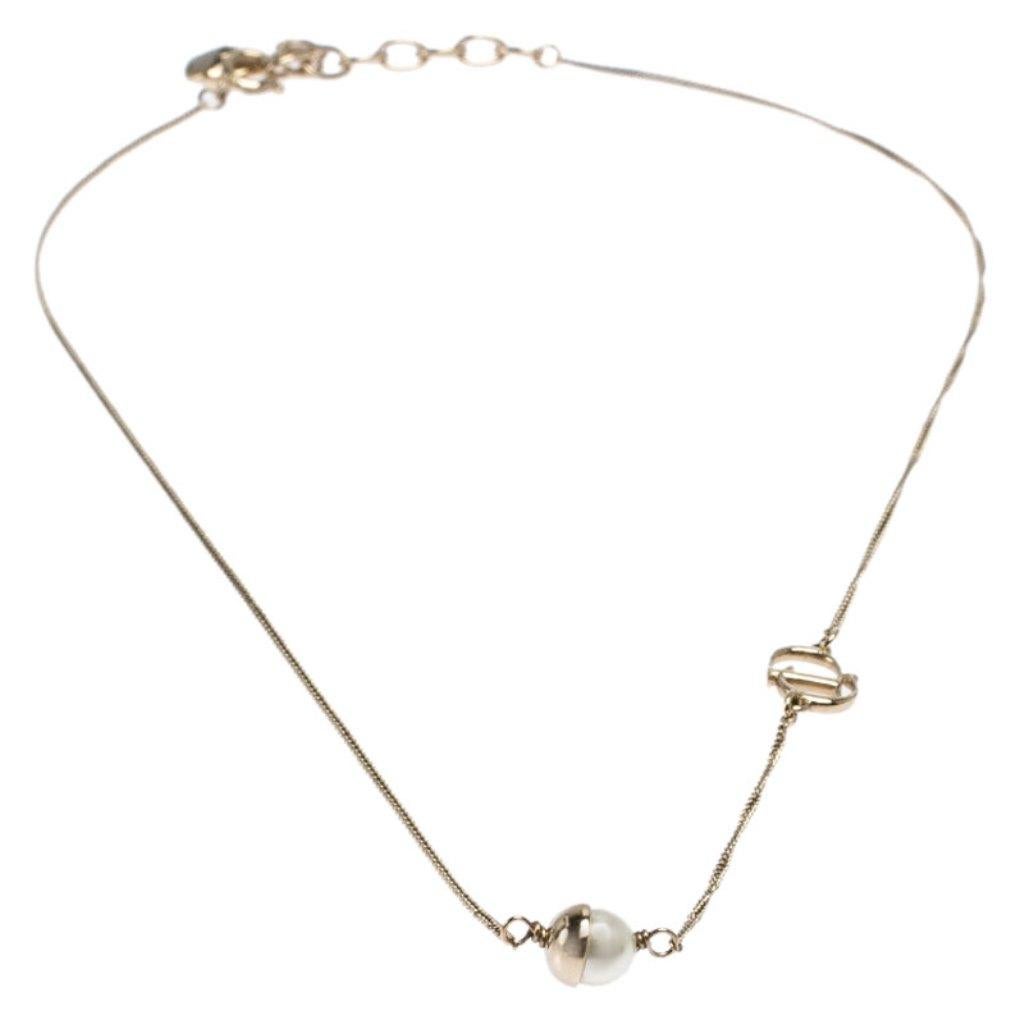 This Dior Mise en Dior necklace is a lovely everyday piece. Designed in gold-tone metal, this piece comes with a faux pearl pendant and the 'CD' logo attached to the chain. Secured by a spring-ring closure, the size can be customised to the desired