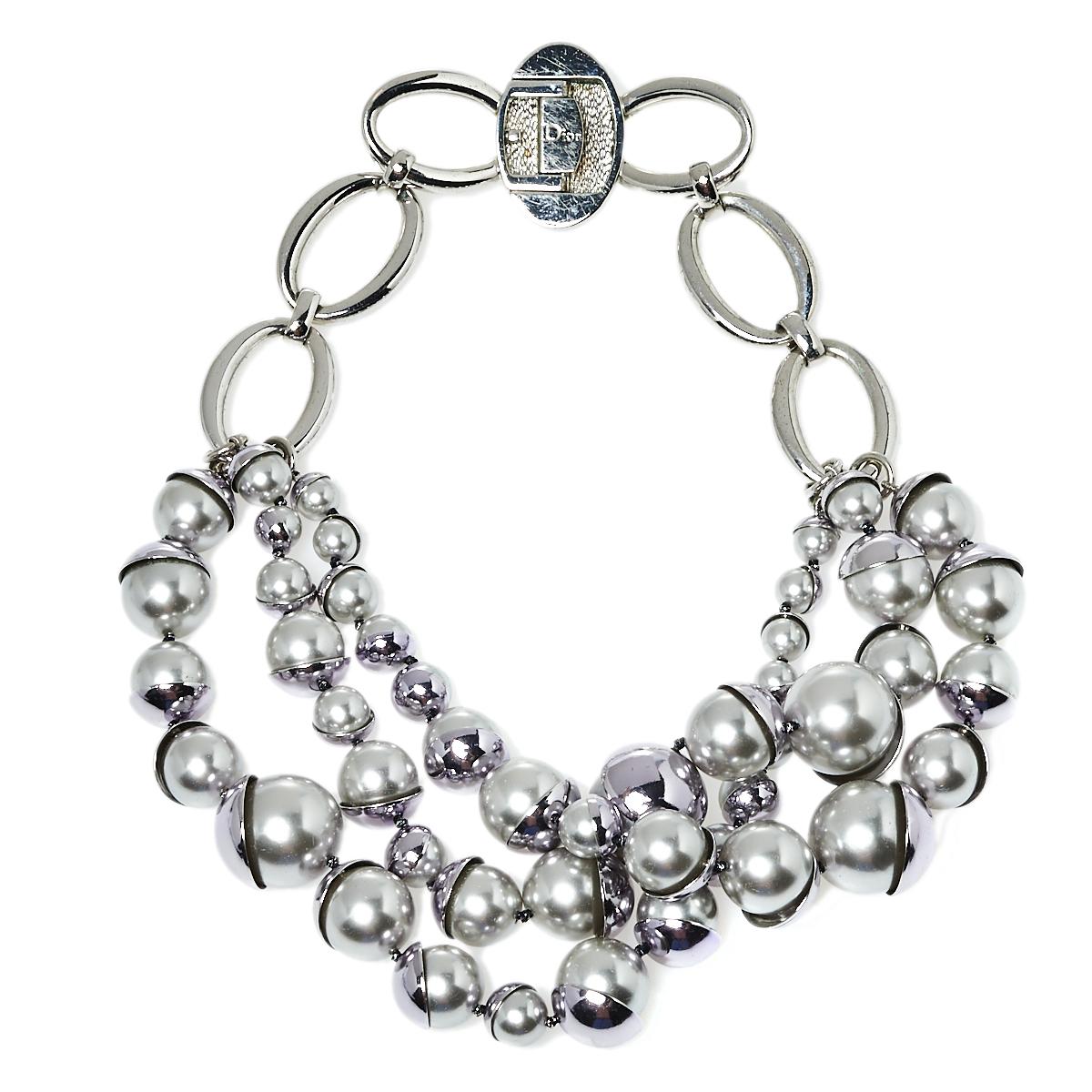 This necklace is just the accessory for a fashionable soul like yourself! From their Mise en Dior collection, this Dior necklace is designed to be flaunted. It is crafted from silver-tone metal and carries strands of faux beads. This piece will make