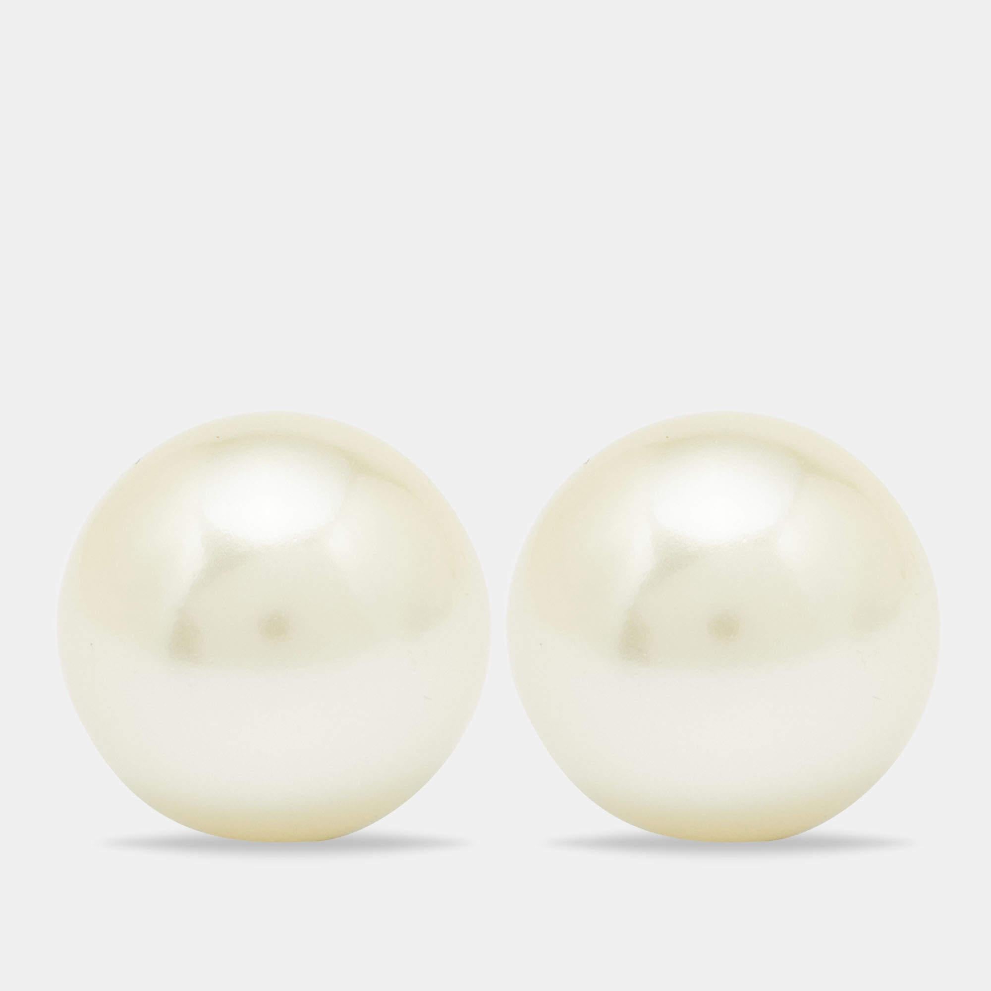 A gold-tone bee motif on the front and a large faux pearl at the back that peeks out from behind the lobe, this Dior Mise En Dior Tribal pair of earrings will spark joy again and again.

