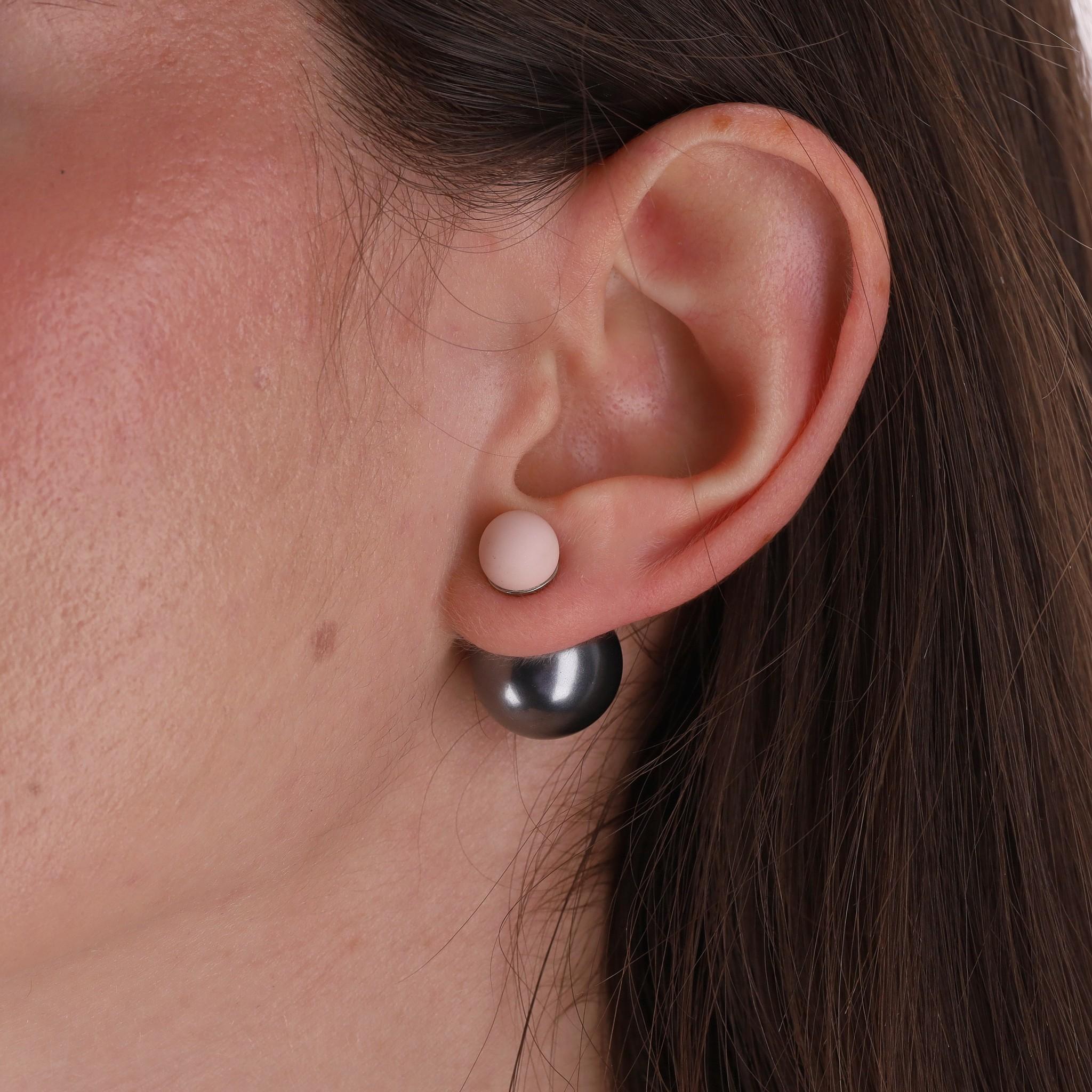 Dior Mise En Dior Tribale Pearl Earrings

Timeless design composed of two asymmetric resin pearls. 

Small pink pearl sits on the front and larger grey pearl at the back of the lobe.

Featuring silver 'Dior' engraved hardware with integrated clasp